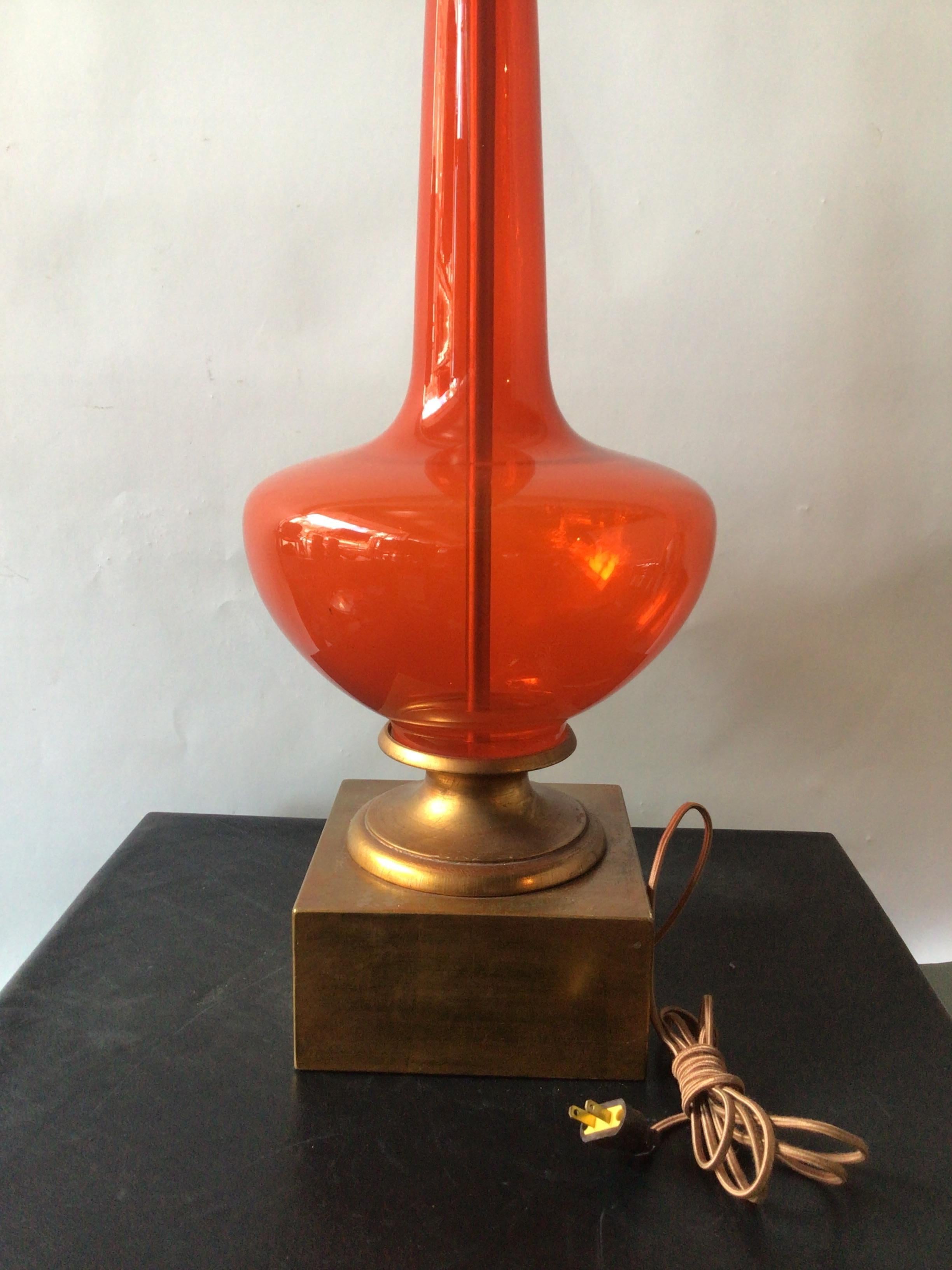 Verre de Murano Paire de grandes lampes de Murano orange des années 1960 sur socle en bois doré en vente