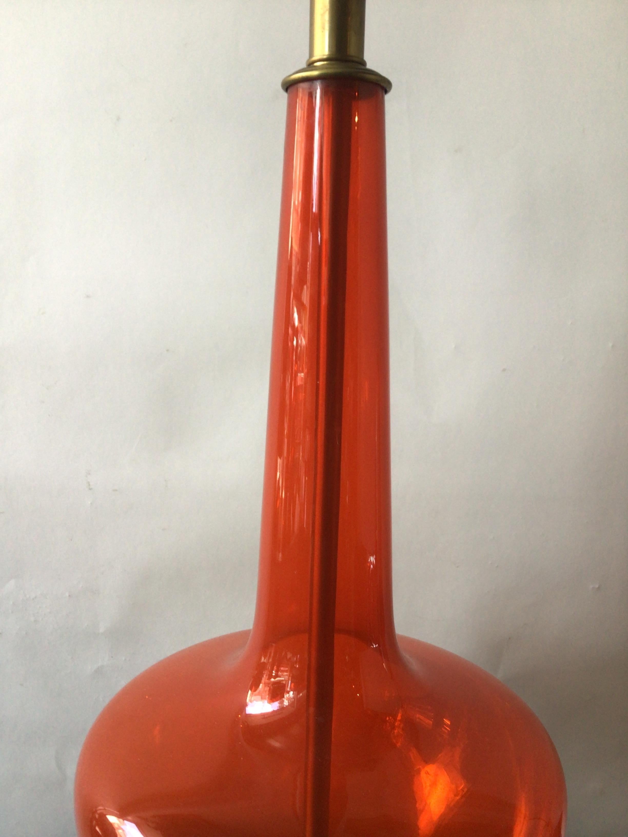 Paire de grandes lampes de Murano orange des années 1960 sur socle en bois doré en vente 1
