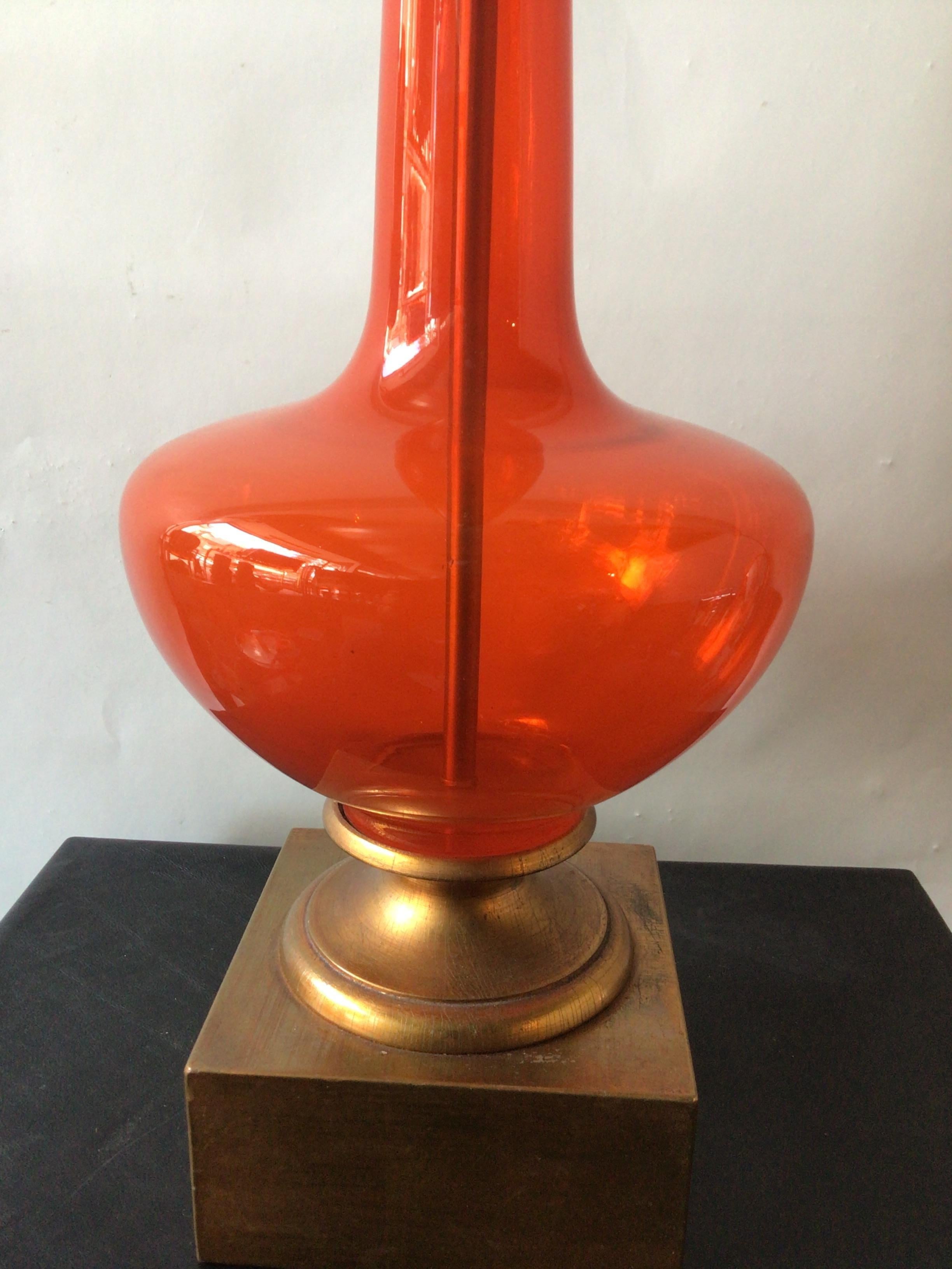 Paire de grandes lampes de Murano orange des années 1960 sur socle en bois doré en vente 2