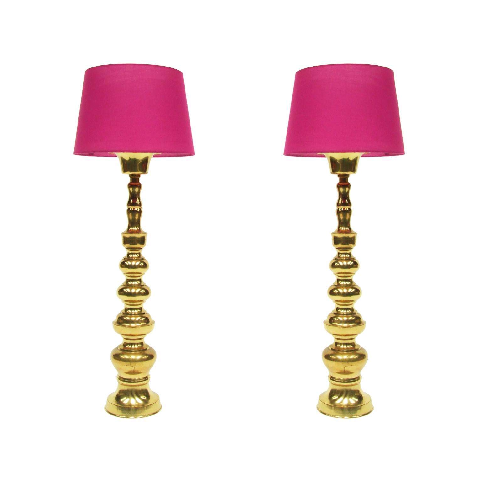 Pair of 1970s floor lamps designed and manufactured in the USA.
Solid brass bases with magenta cotton shades.

Single light fitting.

With the shades the lamps measure: H 107 cm x L 38 cm x W 38 cm.

Without the shade the lamps measure: H 87