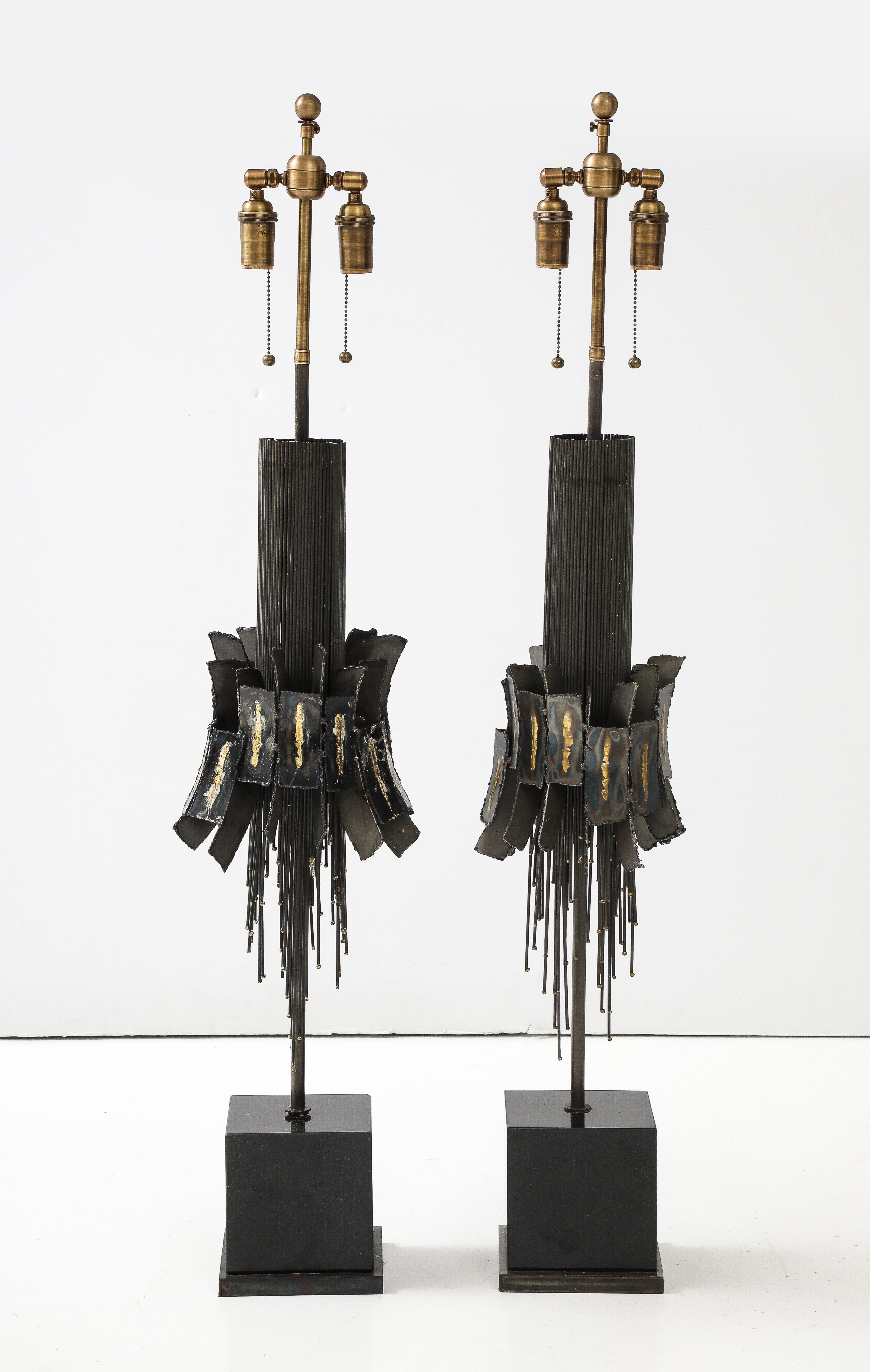 Großes Paar Brutalist-Lampen aus den 1970er Jahren.
Die Lampenformen aus Metall stehen auf Sockeln aus schwarzem Marmor, die
Neu verkabelt mit einstellbarem Antikbronze-Finish
Doppelbündel, die Glühbirnen in Standardgröße und Seidenkordeln aufnehmen
