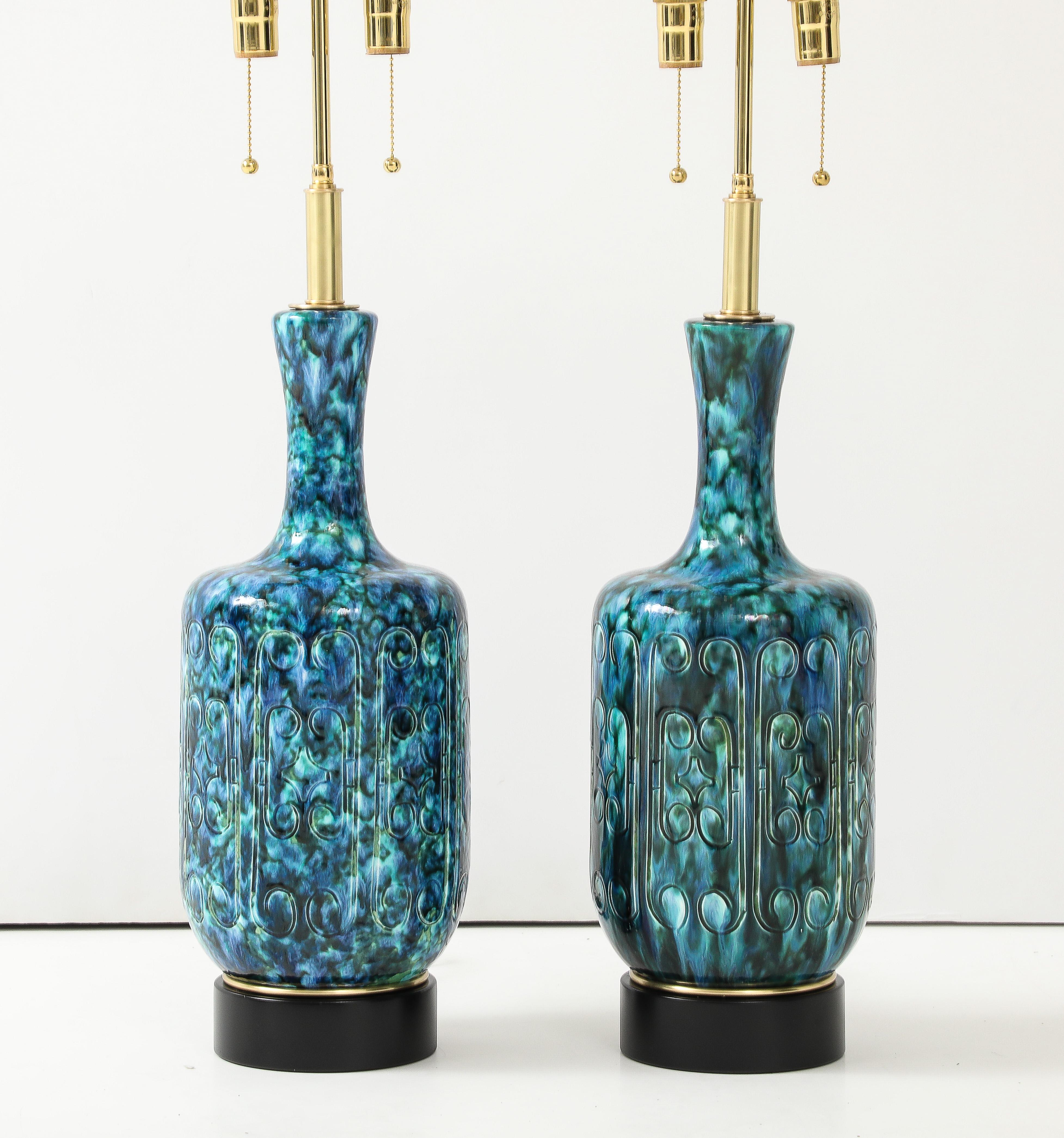 Mid-Century Modern Paire de grandes lampes italiennes des années 1970 avec un motif de trône incisé. en vente