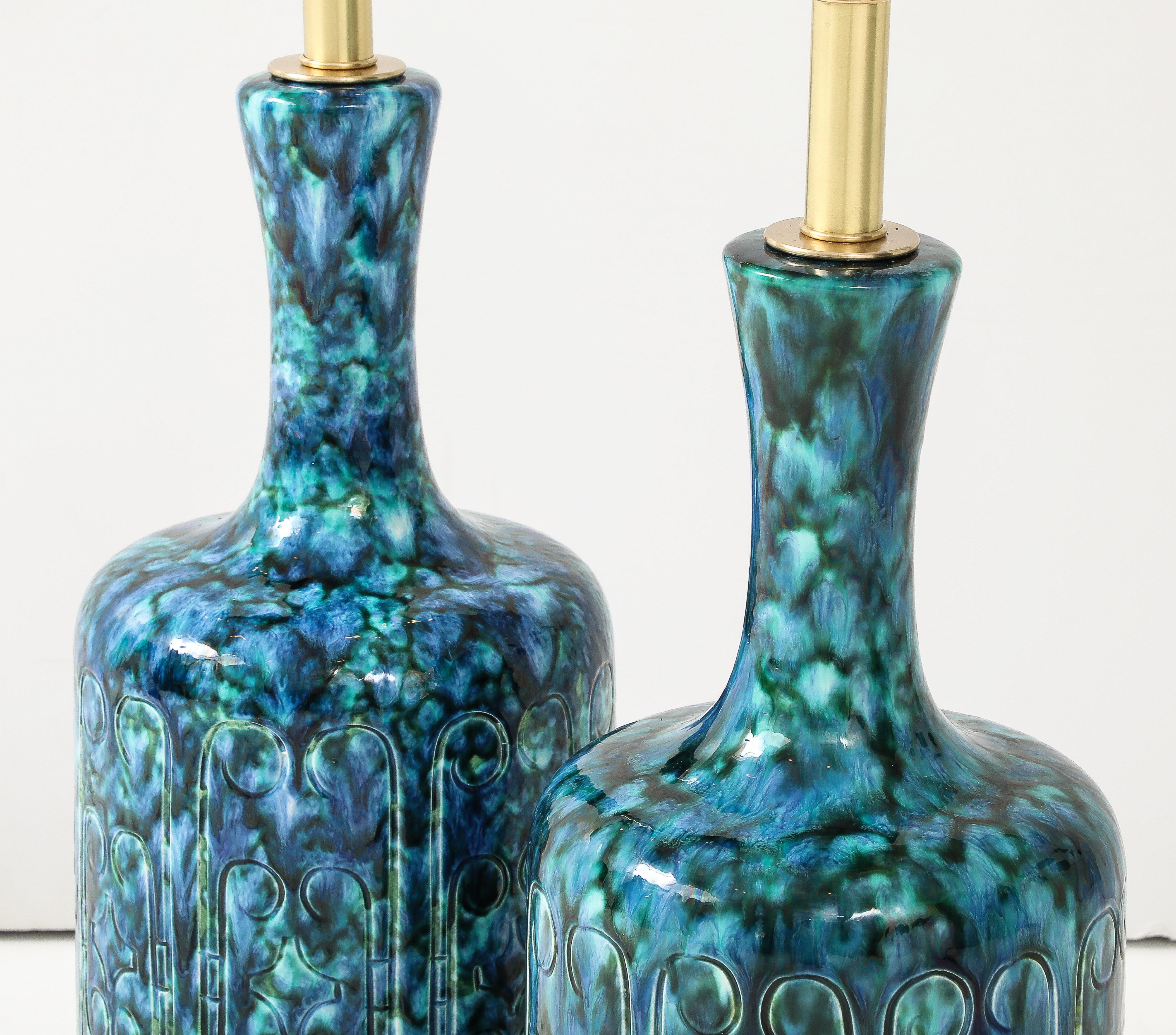 Vernissé Paire de grandes lampes italiennes des années 1970 avec un motif de trône incisé. en vente