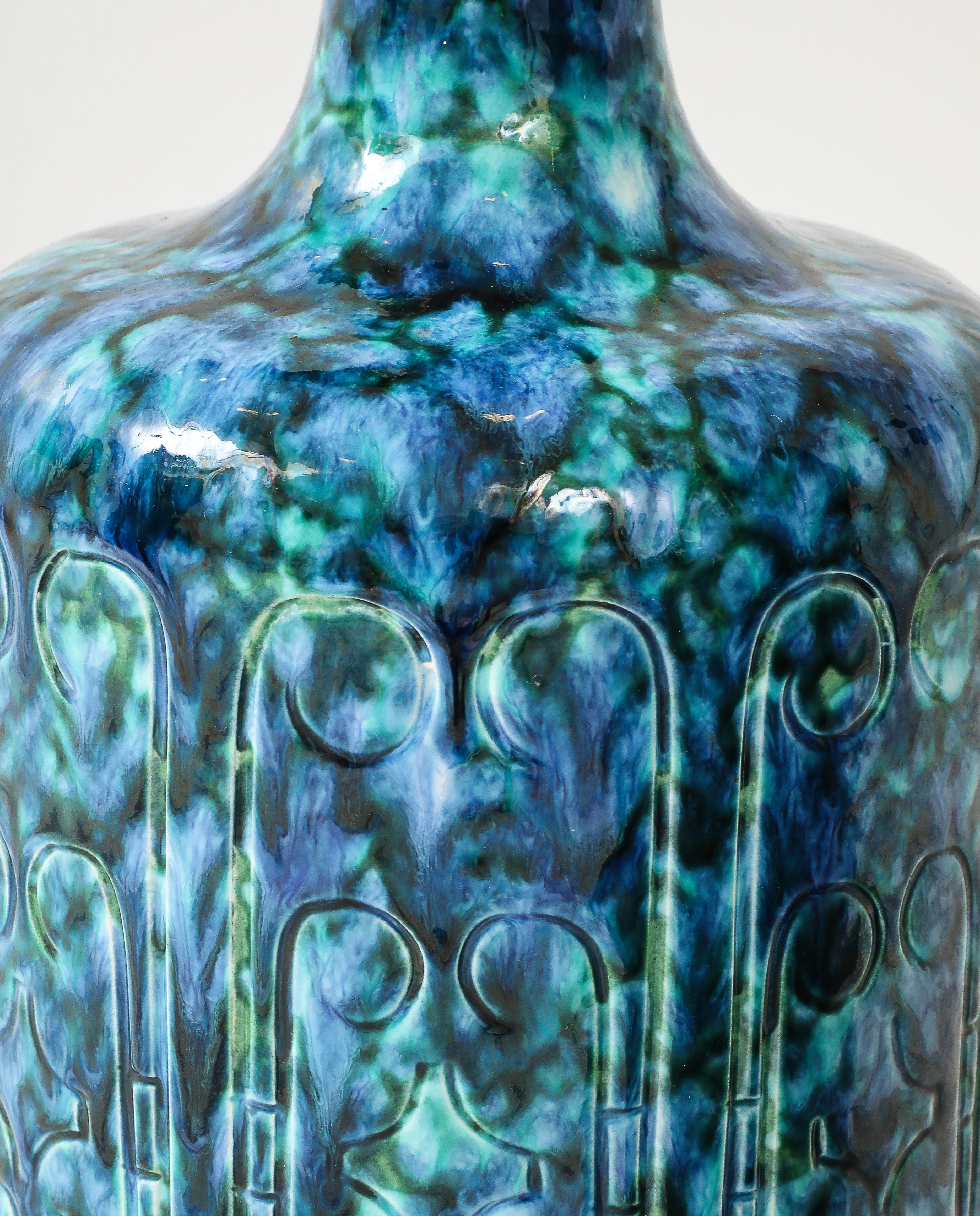 Paire de grandes lampes italiennes des années 1970 avec un motif de trône incisé. Excellent état - En vente à New York, NY