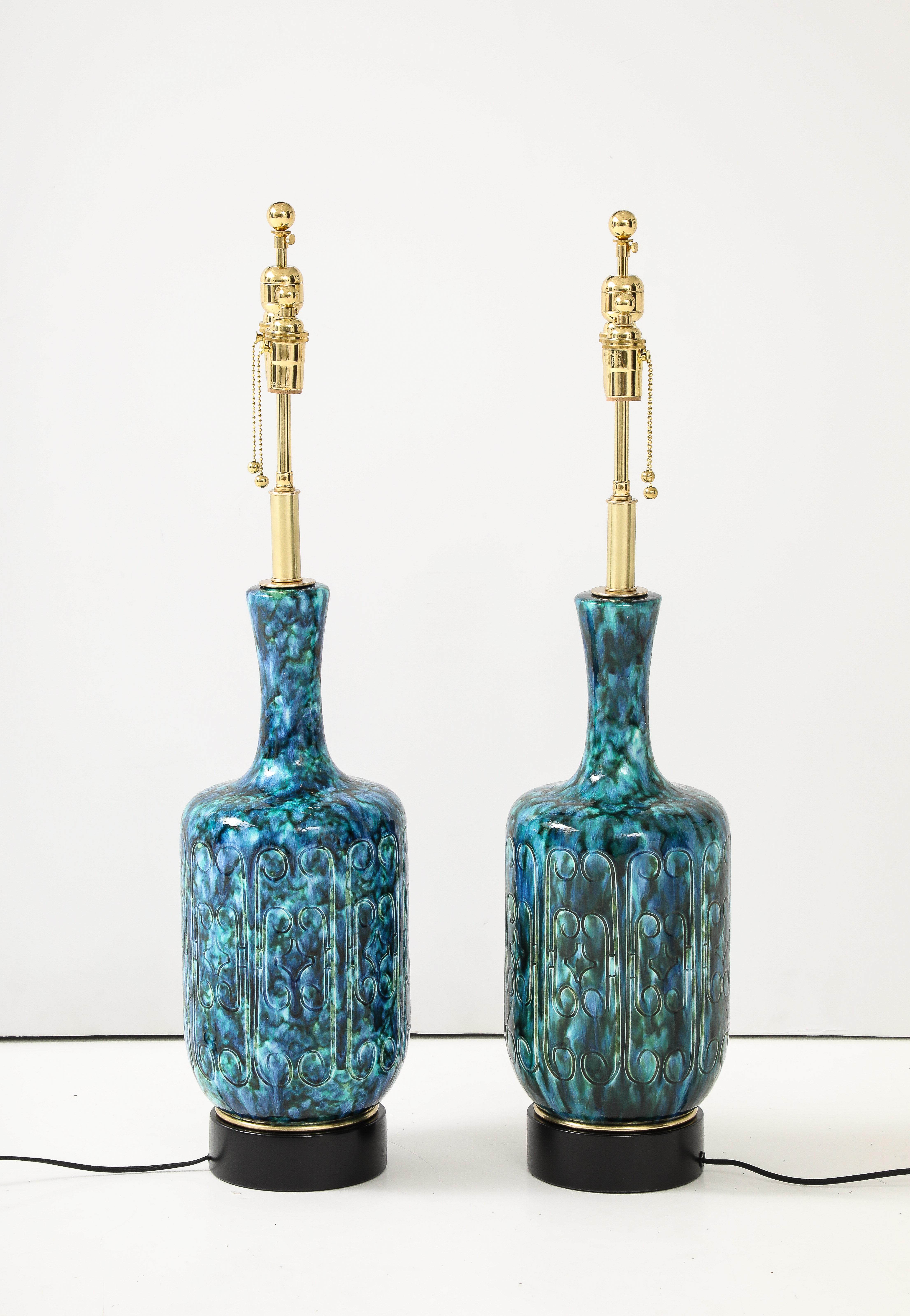 Fin du 20e siècle Paire de grandes lampes italiennes des années 1970 avec un motif de trône incisé. en vente