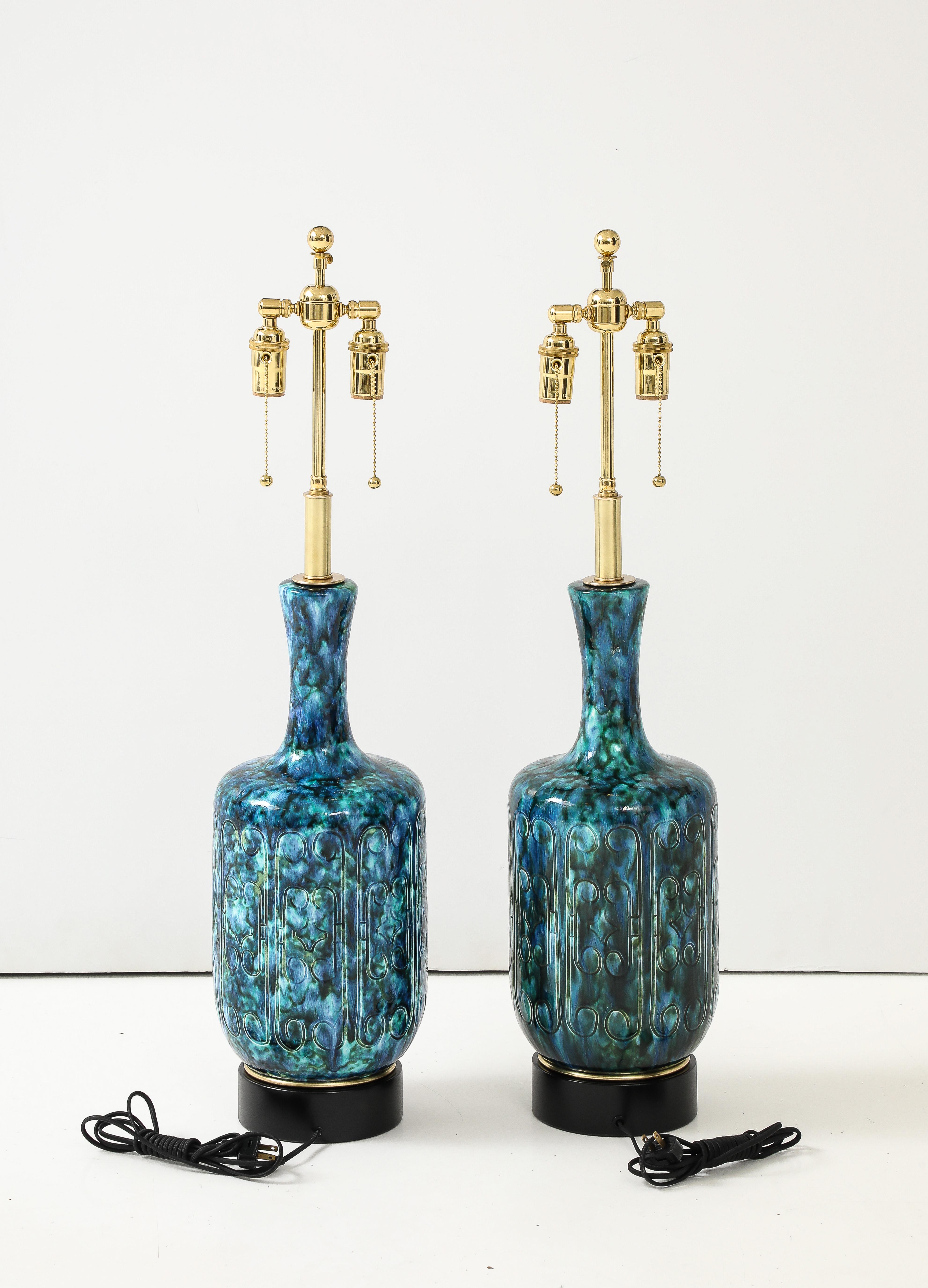 Laiton Paire de grandes lampes italiennes des années 1970 avec un motif de trône incisé. en vente