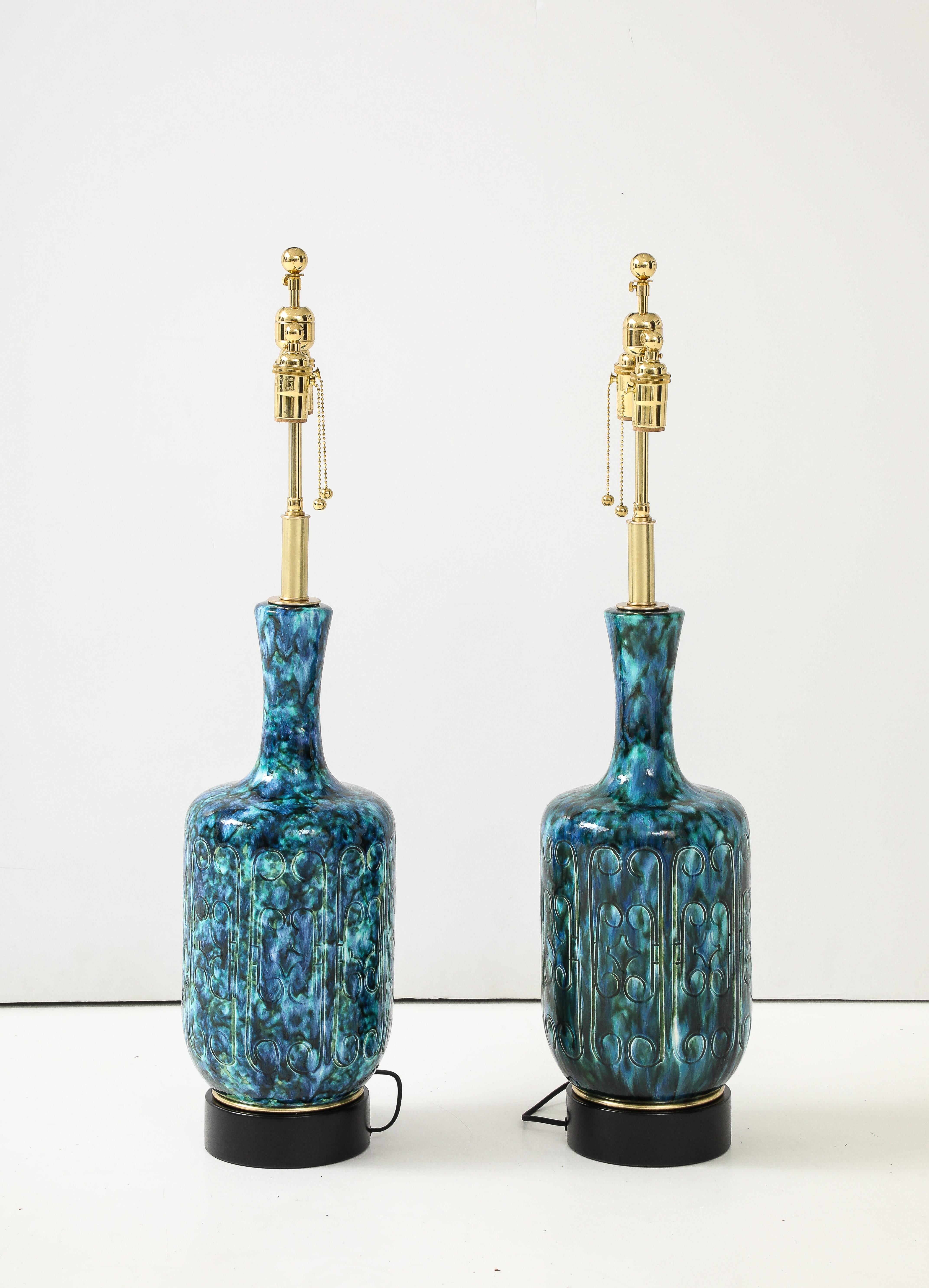 Paire de grandes lampes italiennes des années 1970 avec un motif de trône incisé. en vente 1