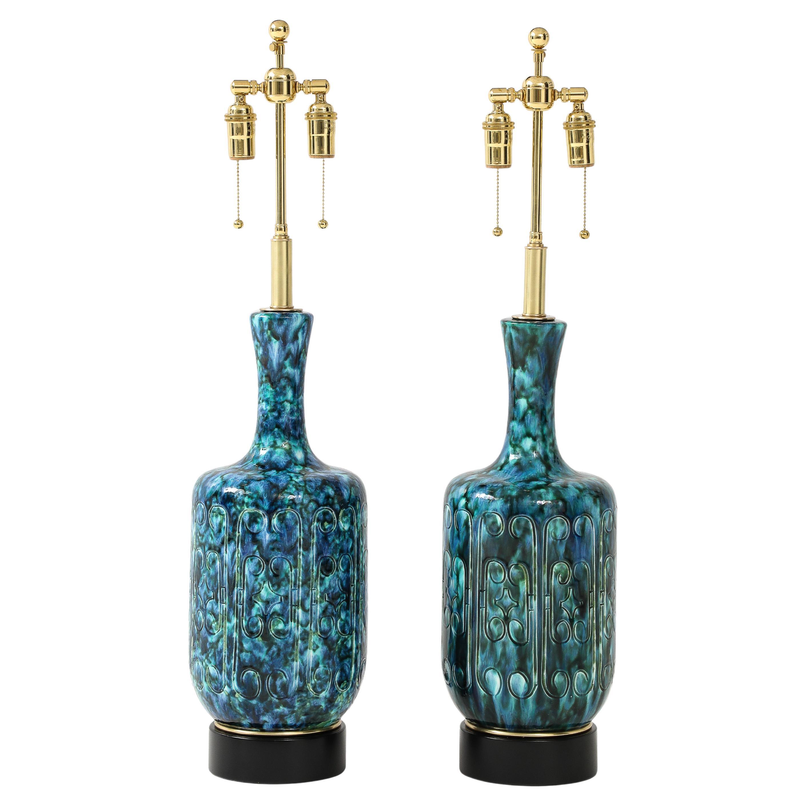 Paire de grandes lampes italiennes des années 1970 avec un motif de trône incisé. en vente