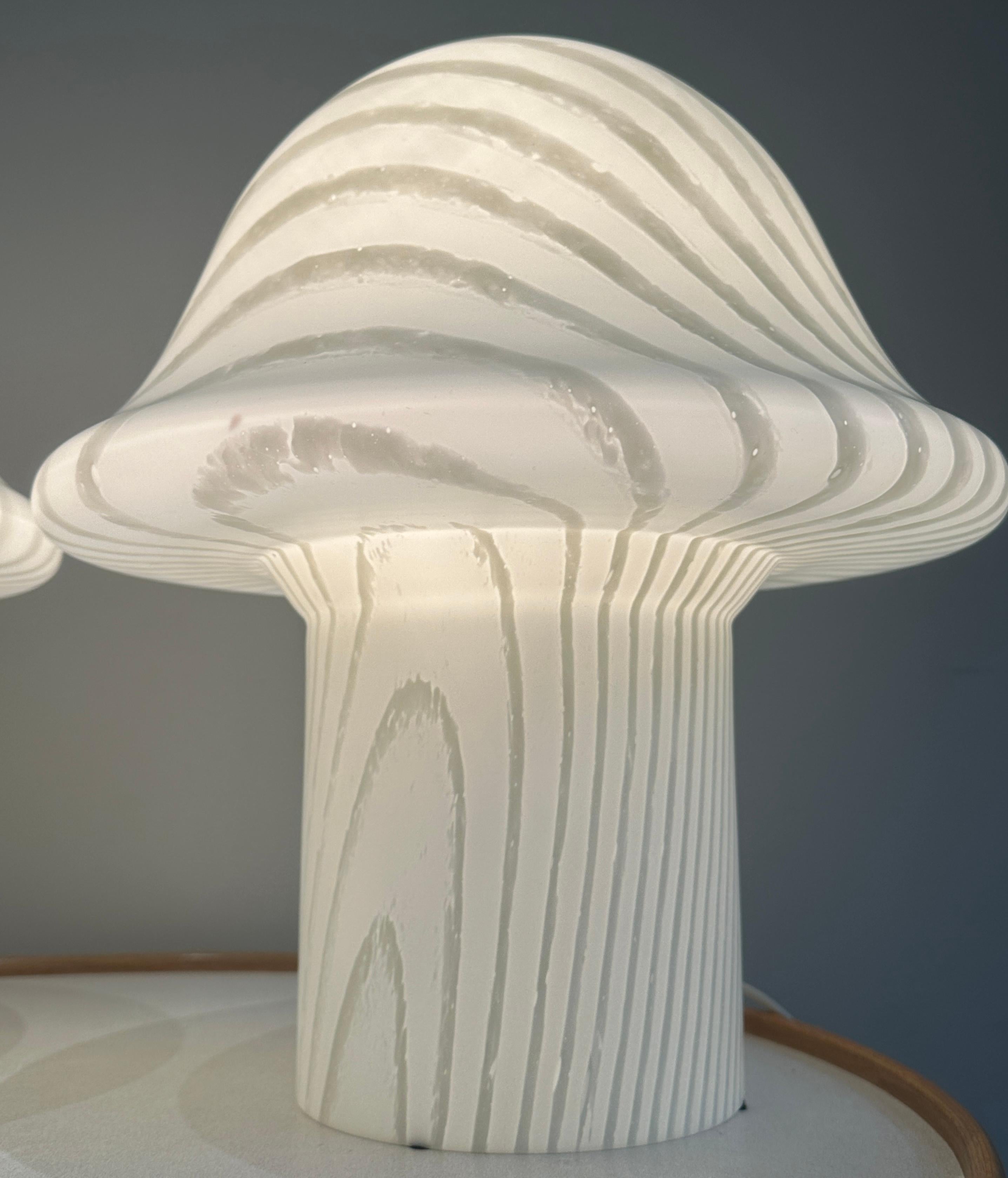 Paire de grandes lampes de table à champignon en verre soyeux rayé Peill & Putzler des années 1970 en vente 4