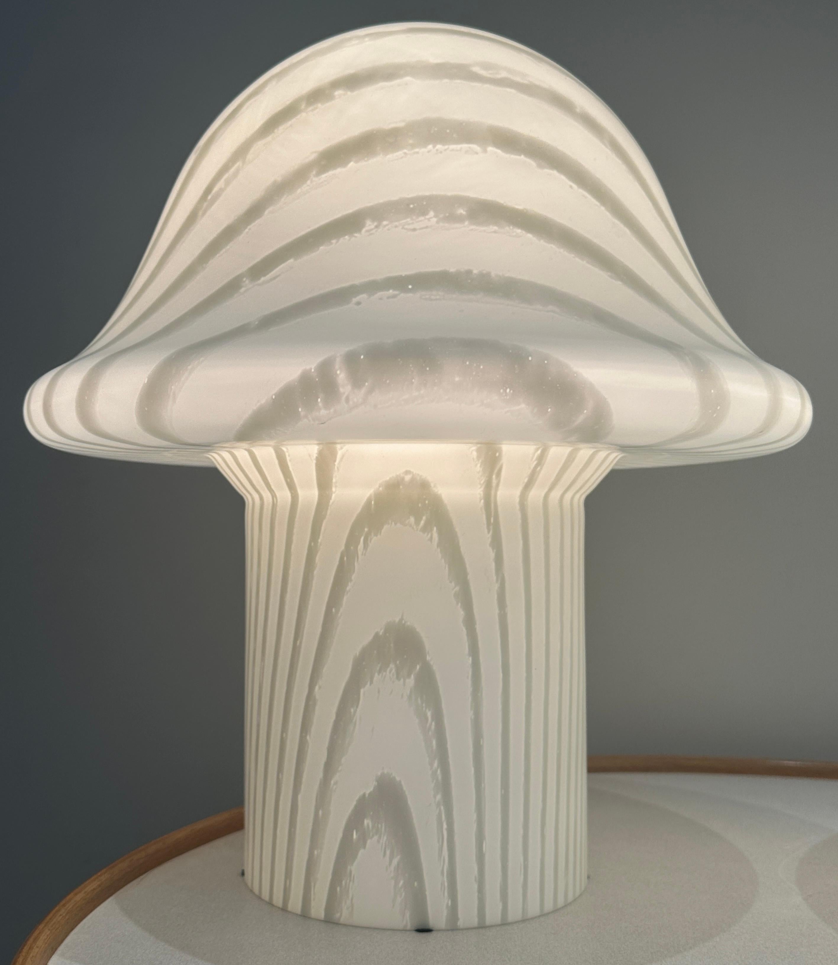 Paire de grandes lampes de table à champignon en verre soyeux rayé Peill & Putzler des années 1970 en vente 5