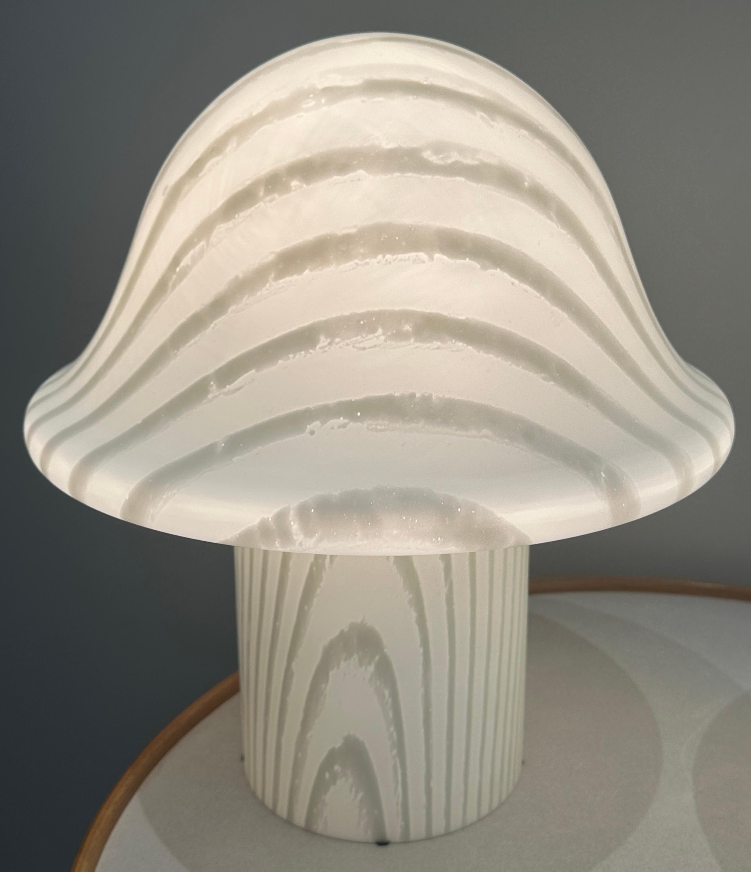 Paire de grandes lampes de table à champignon en verre soyeux rayé Peill & Putzler des années 1970 en vente 6