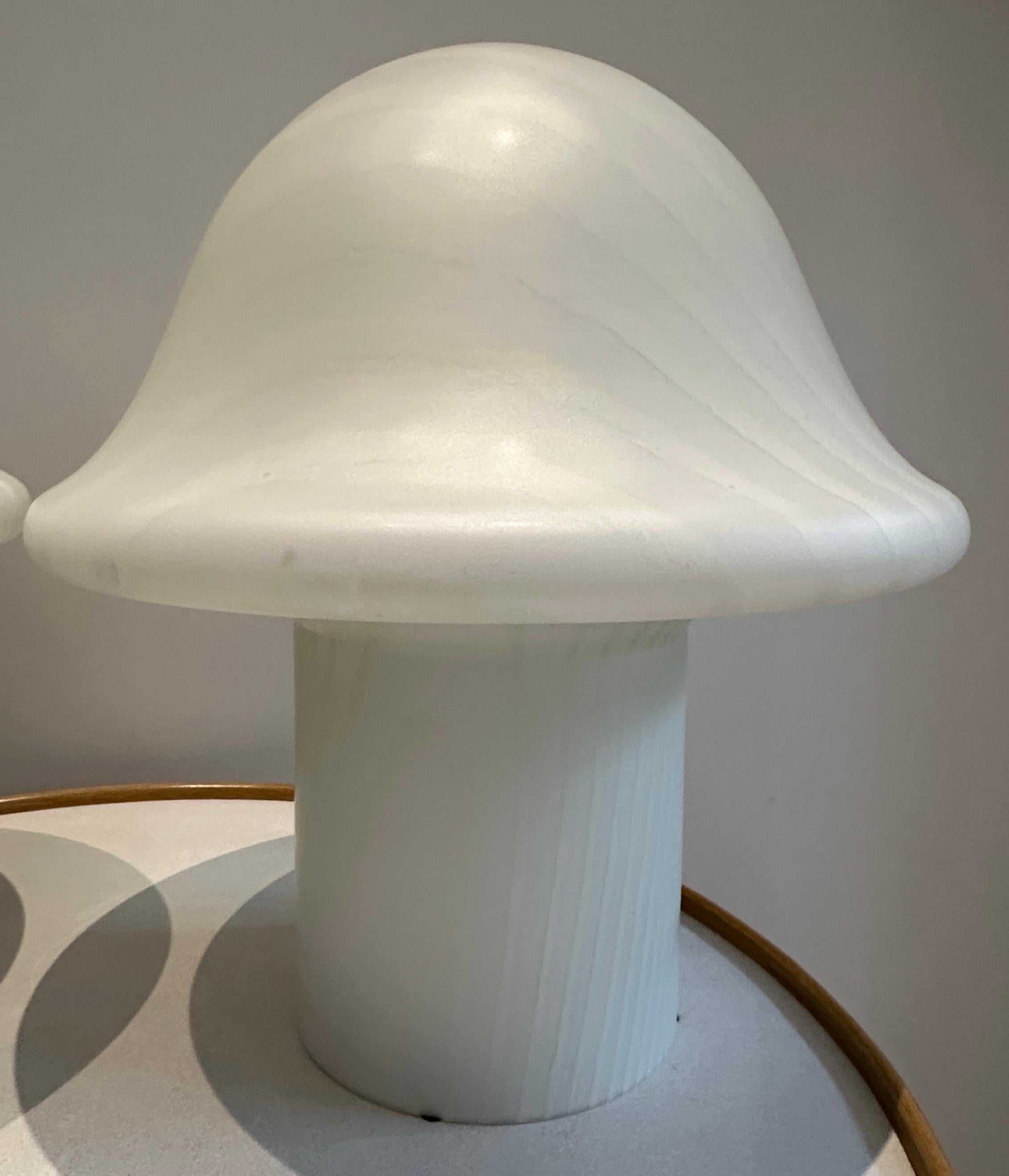 Paire de grandes lampes de table à champignon en verre soyeux rayé Peill & Putzler des années 1970 en vente 11