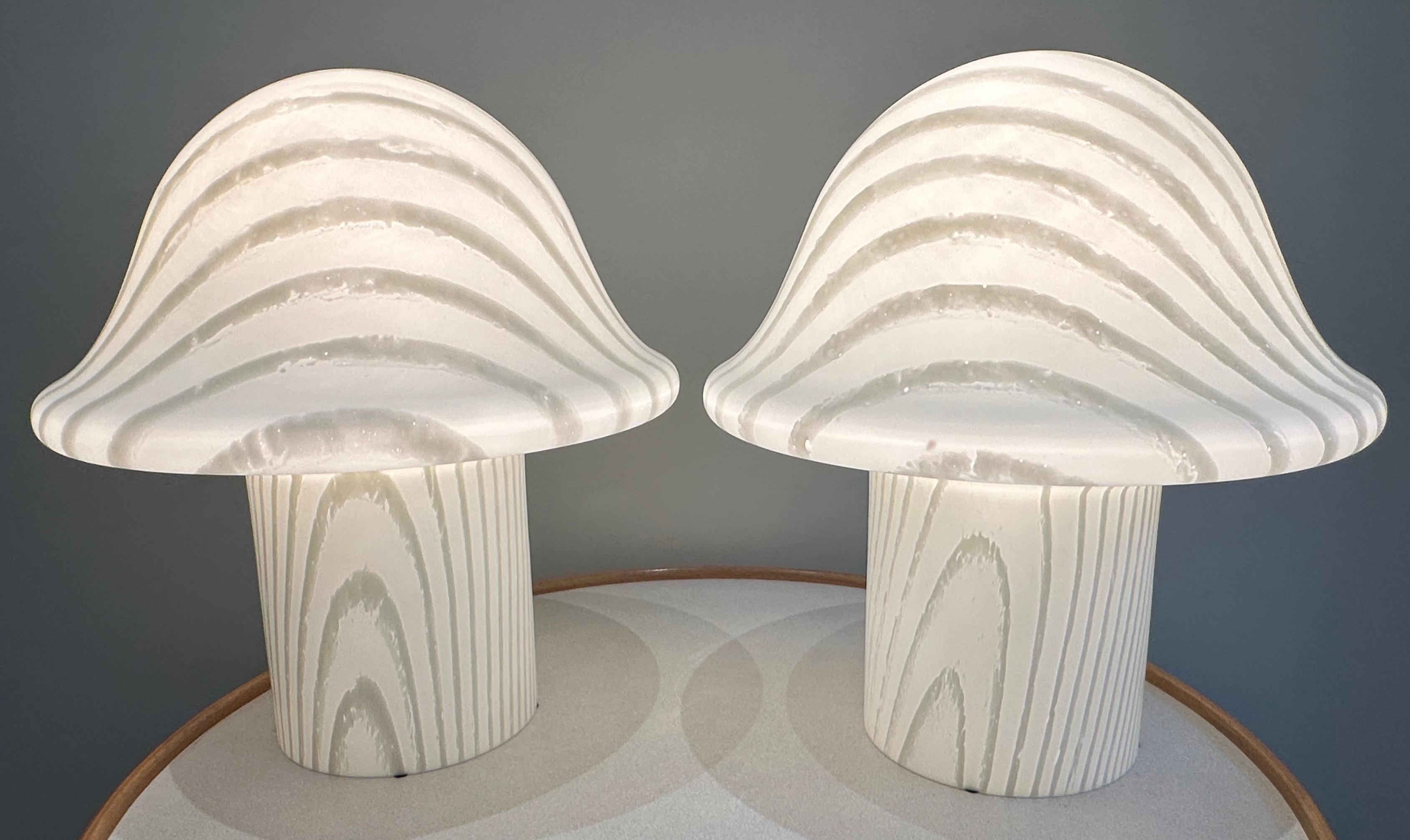Paire de grandes lampes de table en forme de champignon en verre opaque blanc et rayé de la marque allemande Peill & Putzler datant des années 1970.  La bande givrée plus foncée s'étend sur tout le corps des lampes à des degrés de largeur et