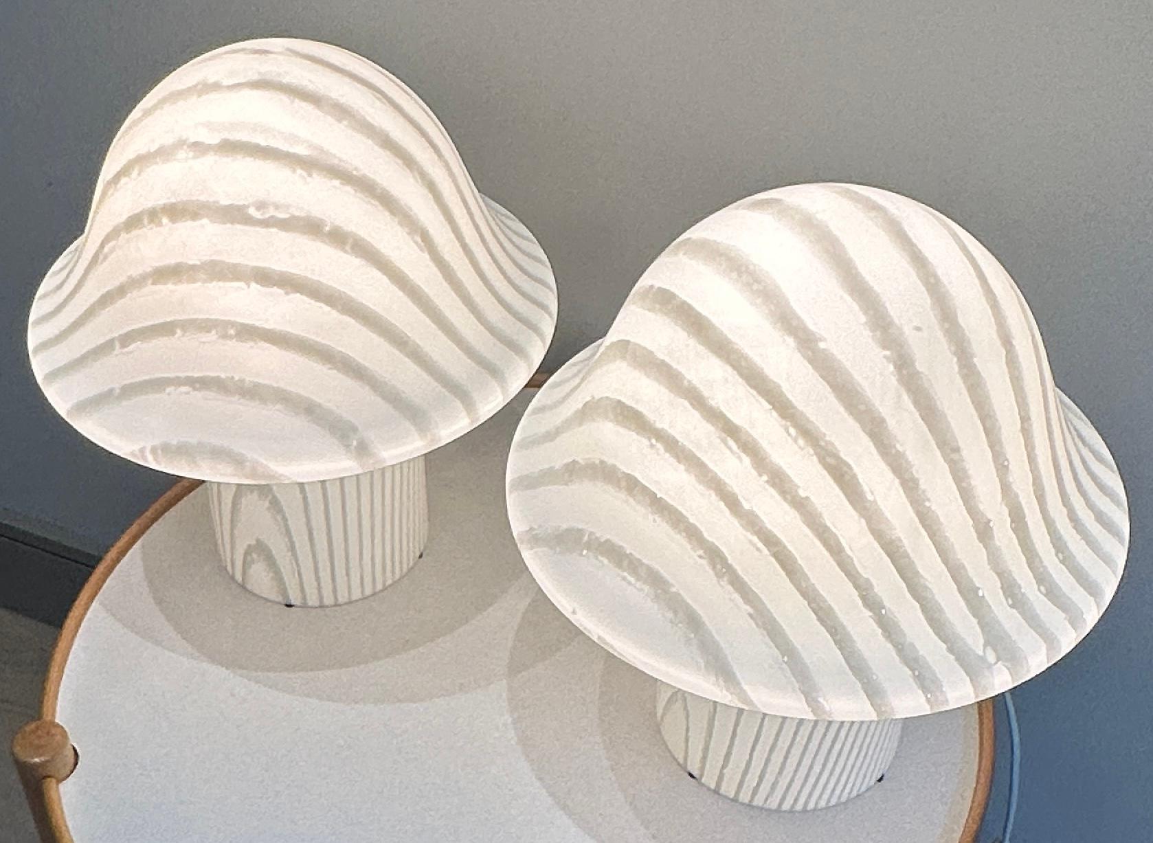 Allemand Paire de grandes lampes de table à champignon en verre soyeux rayé Peill & Putzler des années 1970 en vente