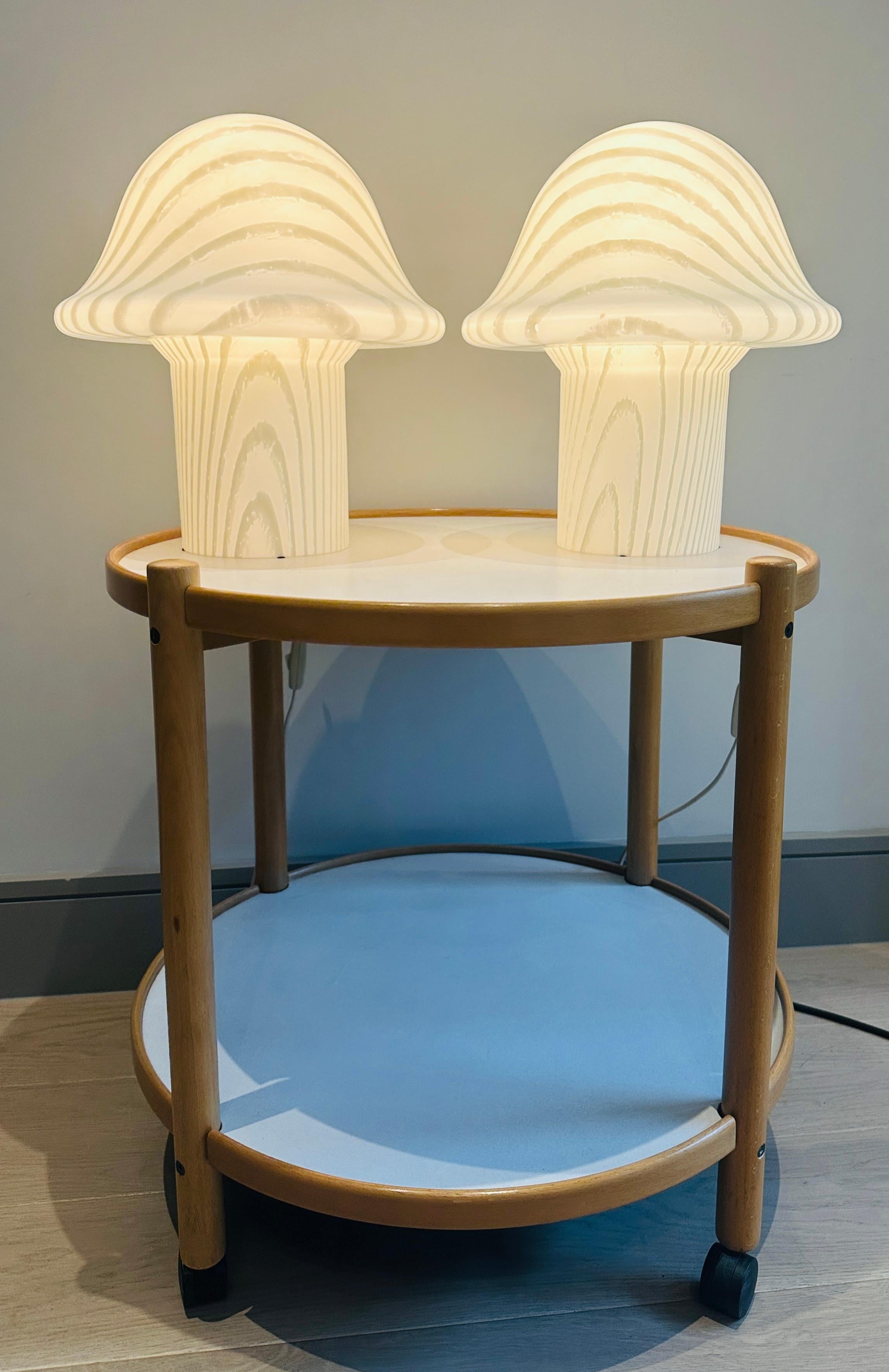 Fin du 20e siècle Paire de grandes lampes de table à champignon en verre soyeux rayé Peill & Putzler des années 1970 en vente