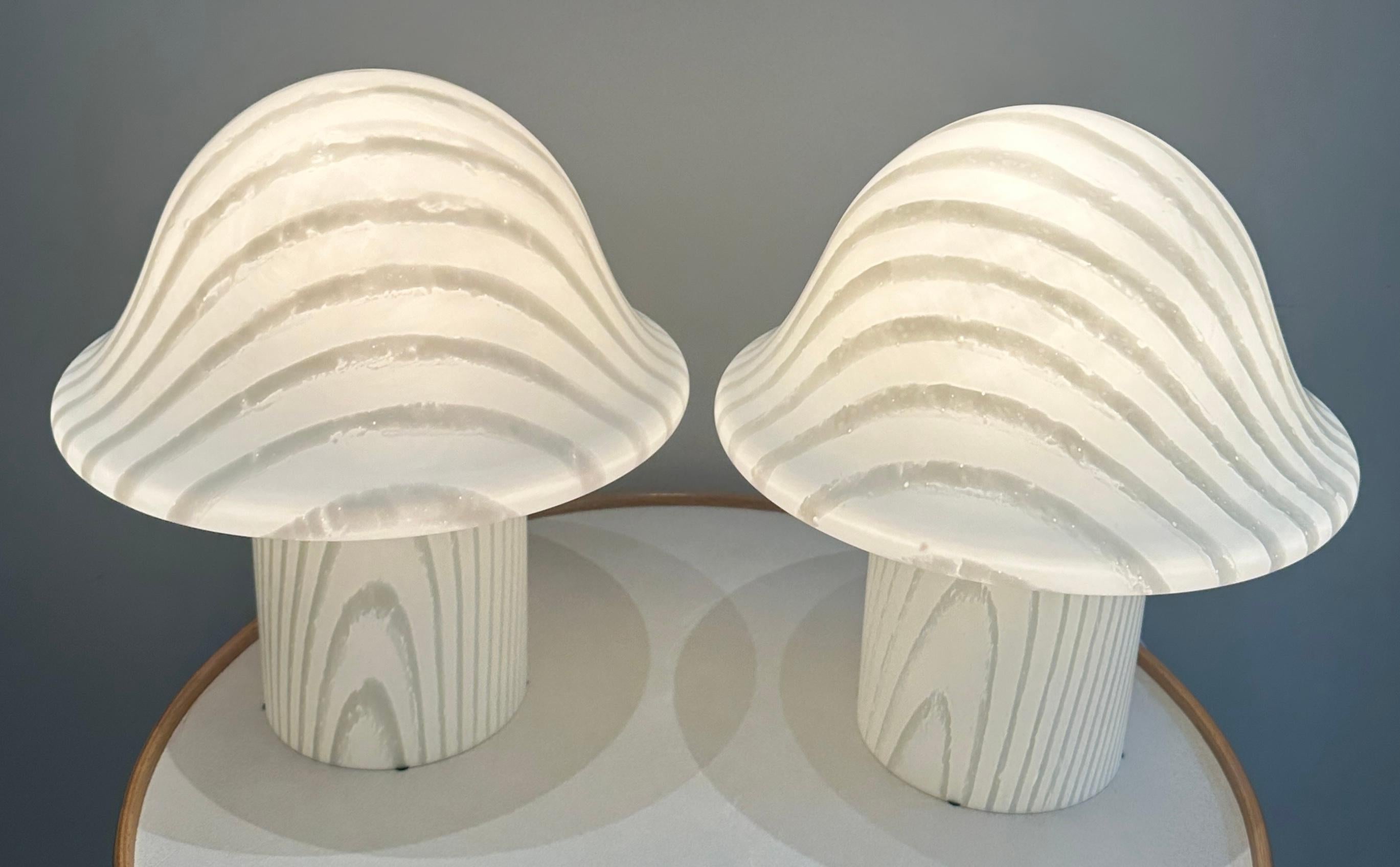 Métal Paire de grandes lampes de table à champignon en verre soyeux rayé Peill & Putzler des années 1970 en vente