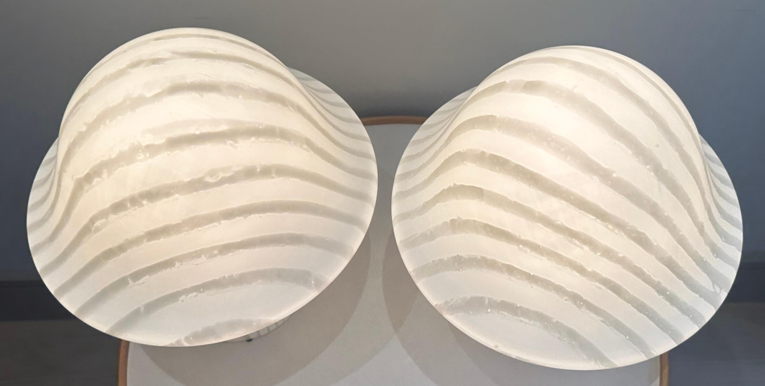 Paire de grandes lampes de table à champignon en verre soyeux rayé Peill & Putzler des années 1970 en vente 1