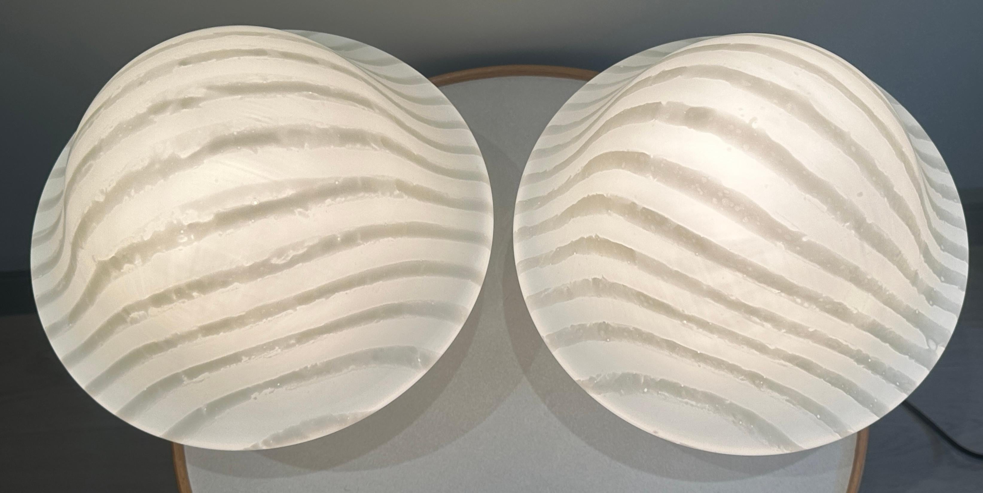 Paire de grandes lampes de table à champignon en verre soyeux rayé Peill & Putzler des années 1970 en vente 2