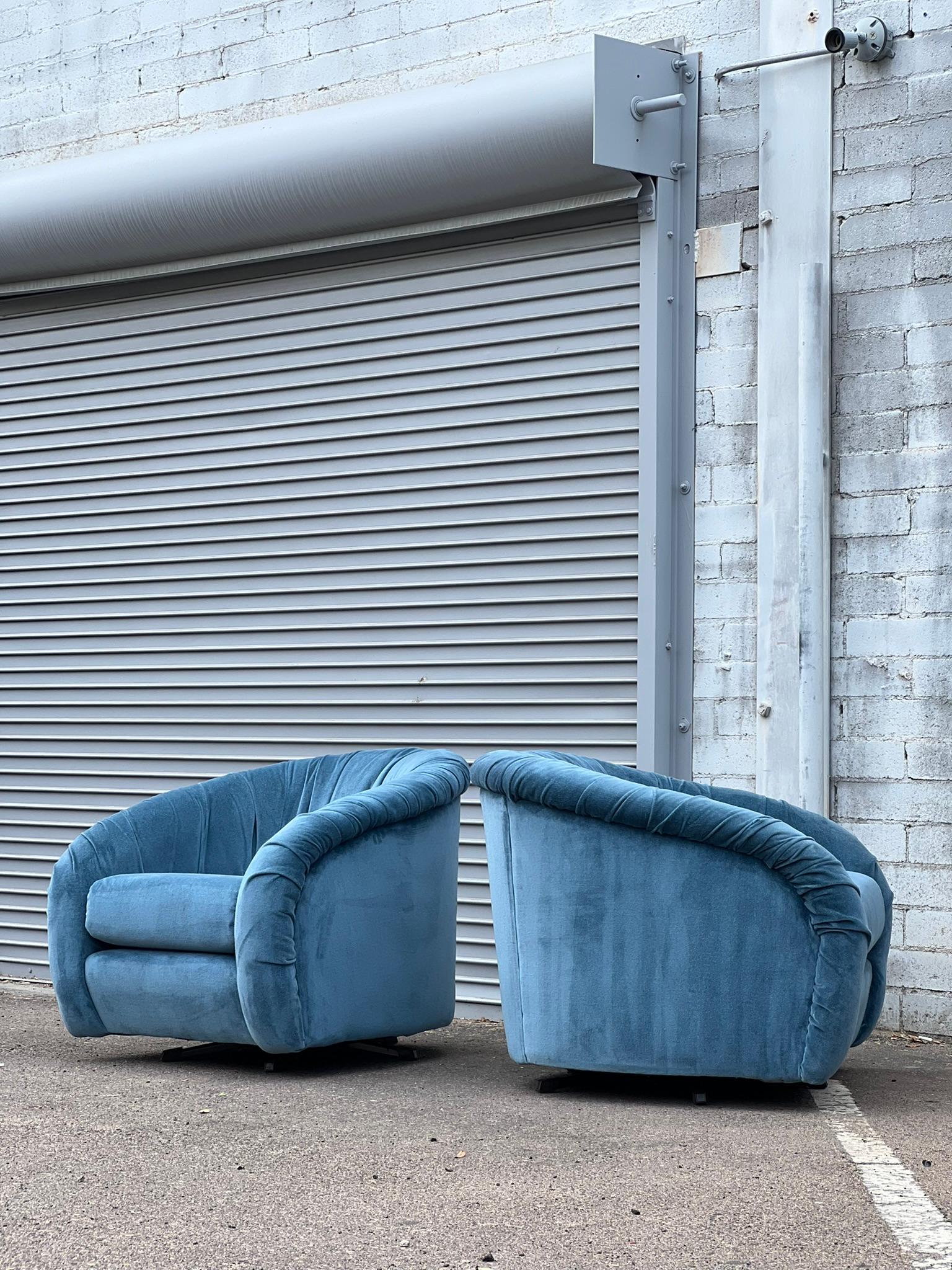 Pair of Large 1980s Swiveling Lounge Chairs 4