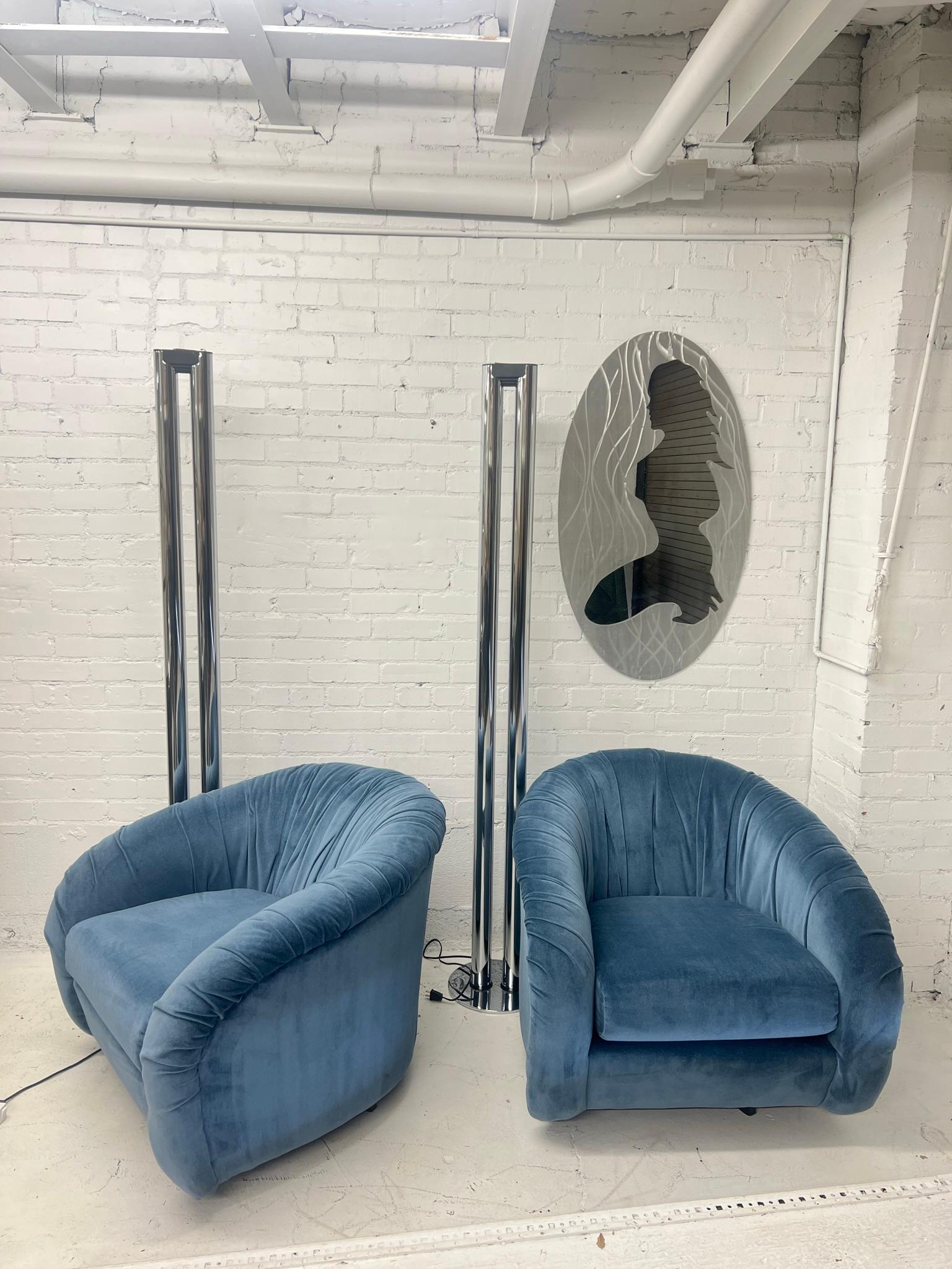 Pair of Large 1980s Swiveling Lounge Chairs In Good Condition In Glendale, AZ
