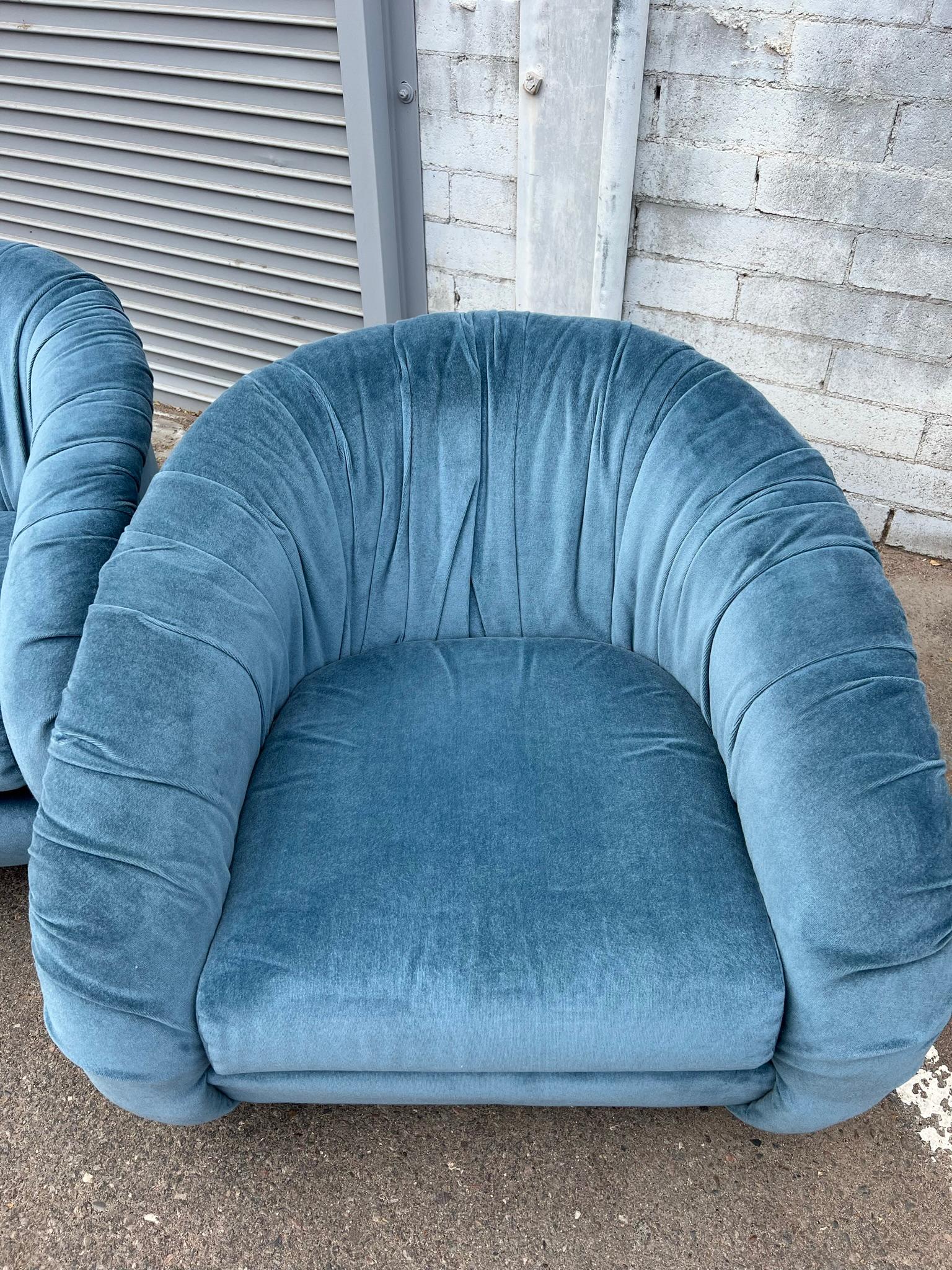 Pair of Large 1980s Swiveling Lounge Chairs 1