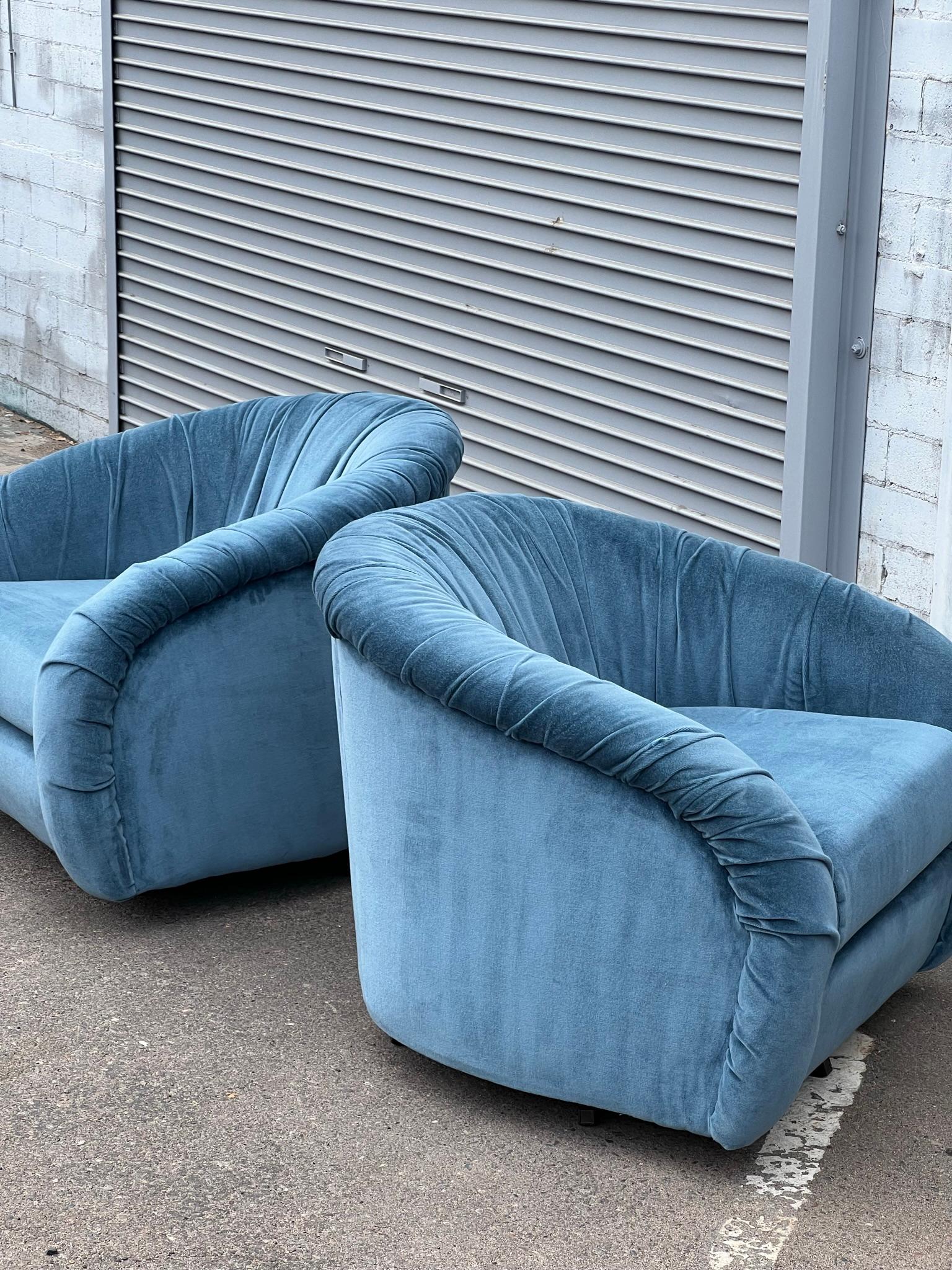 Pair of Large 1980s Swiveling Lounge Chairs 2