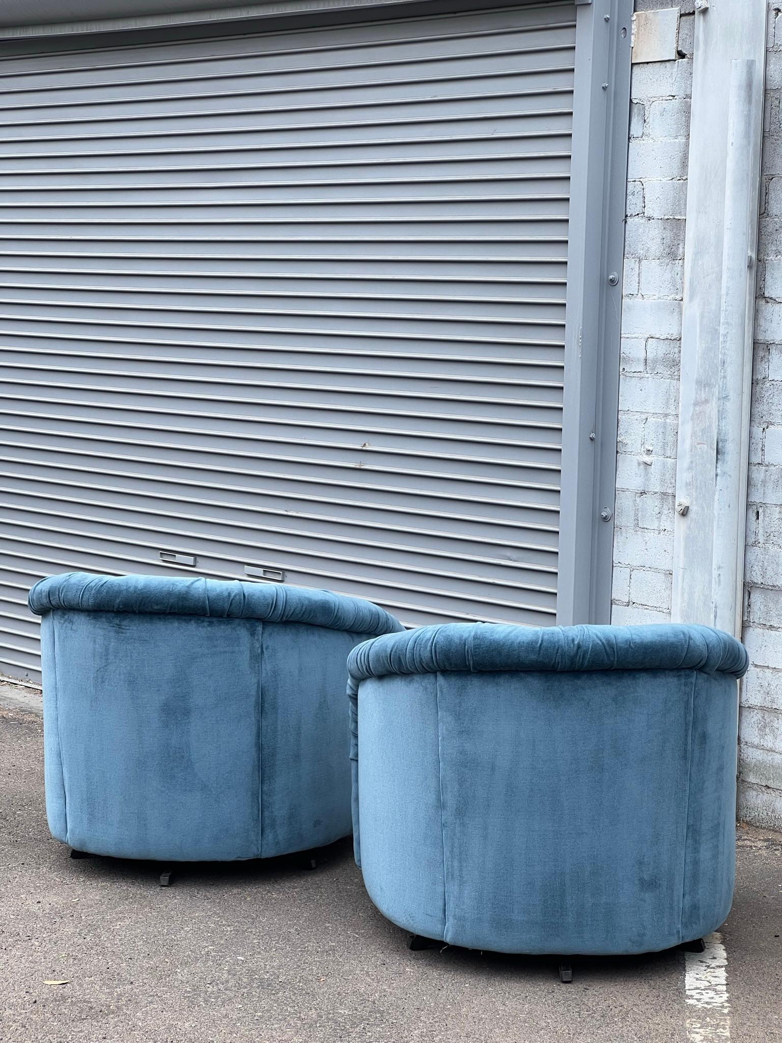 Pair of Large 1980s Swiveling Lounge Chairs 3