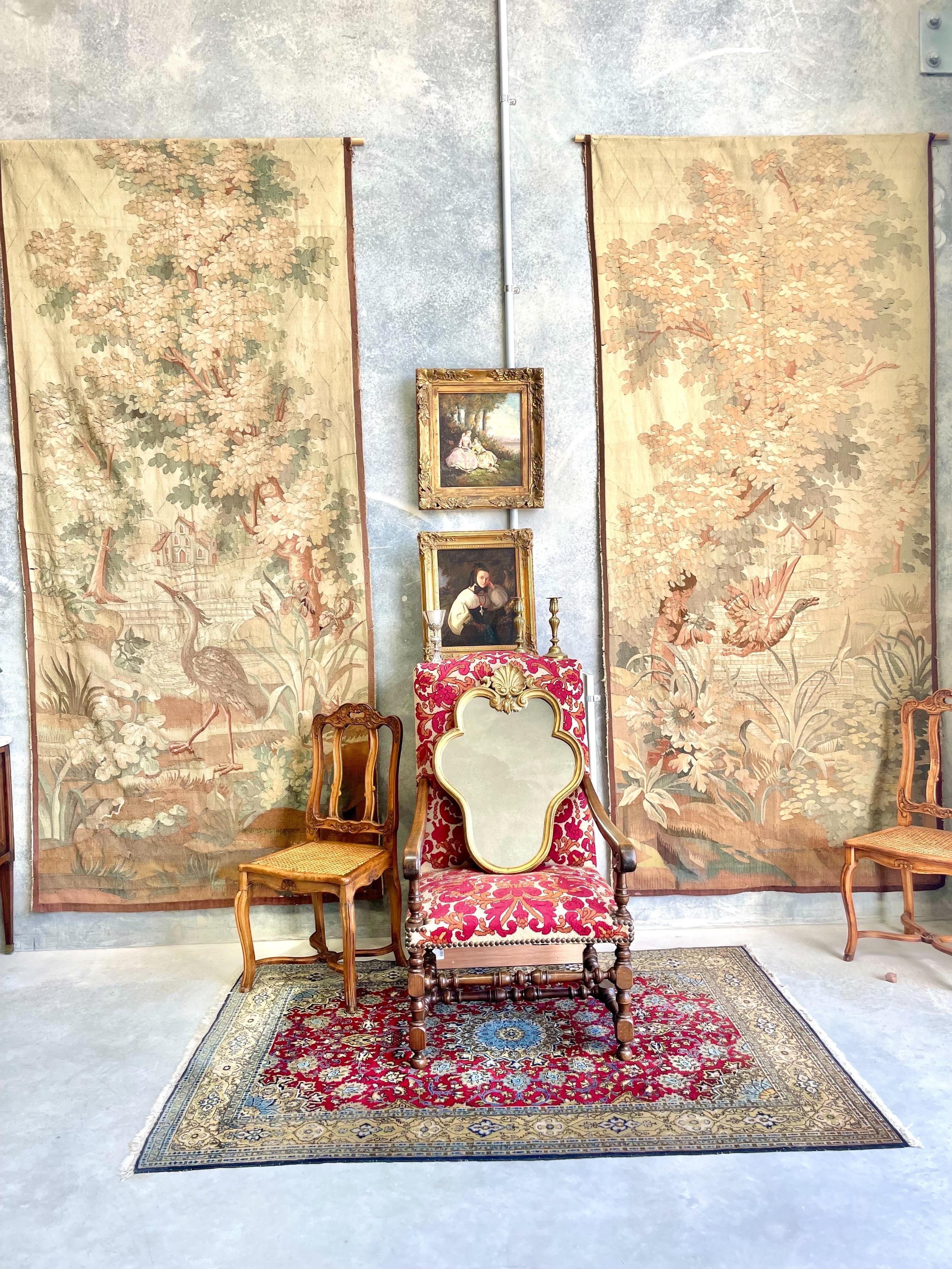 Cette paire de grandes tapisseries de verdure, tissées dans les célèbres ateliers d'Aubusson, illustre l'attrait durable de la décoration inspirée de la nature dans les intérieurs français. Exécutés en laine dans des tons doux et harmonieux de vert,