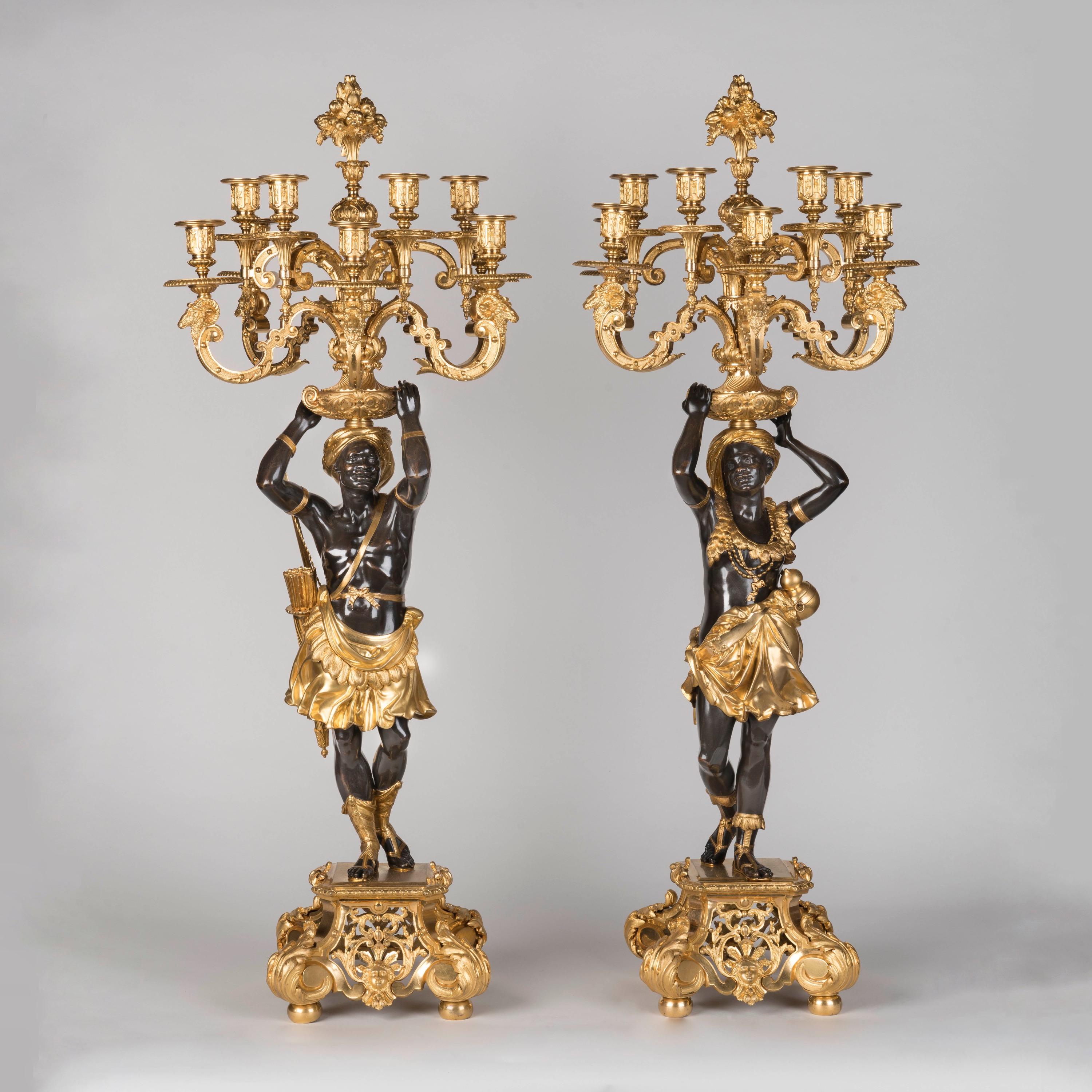 Ein bedeutendes Paar patinierter und vergoldeter Bronzefiguren-Kandelaber
Von Denière von Paris & Henri Picard

Modelliert von Carrier-Belleuse (1824-1887)

Aus patinierter und vergoldeter Bronze, in der von Jean le Pautre populär gemachten Louis