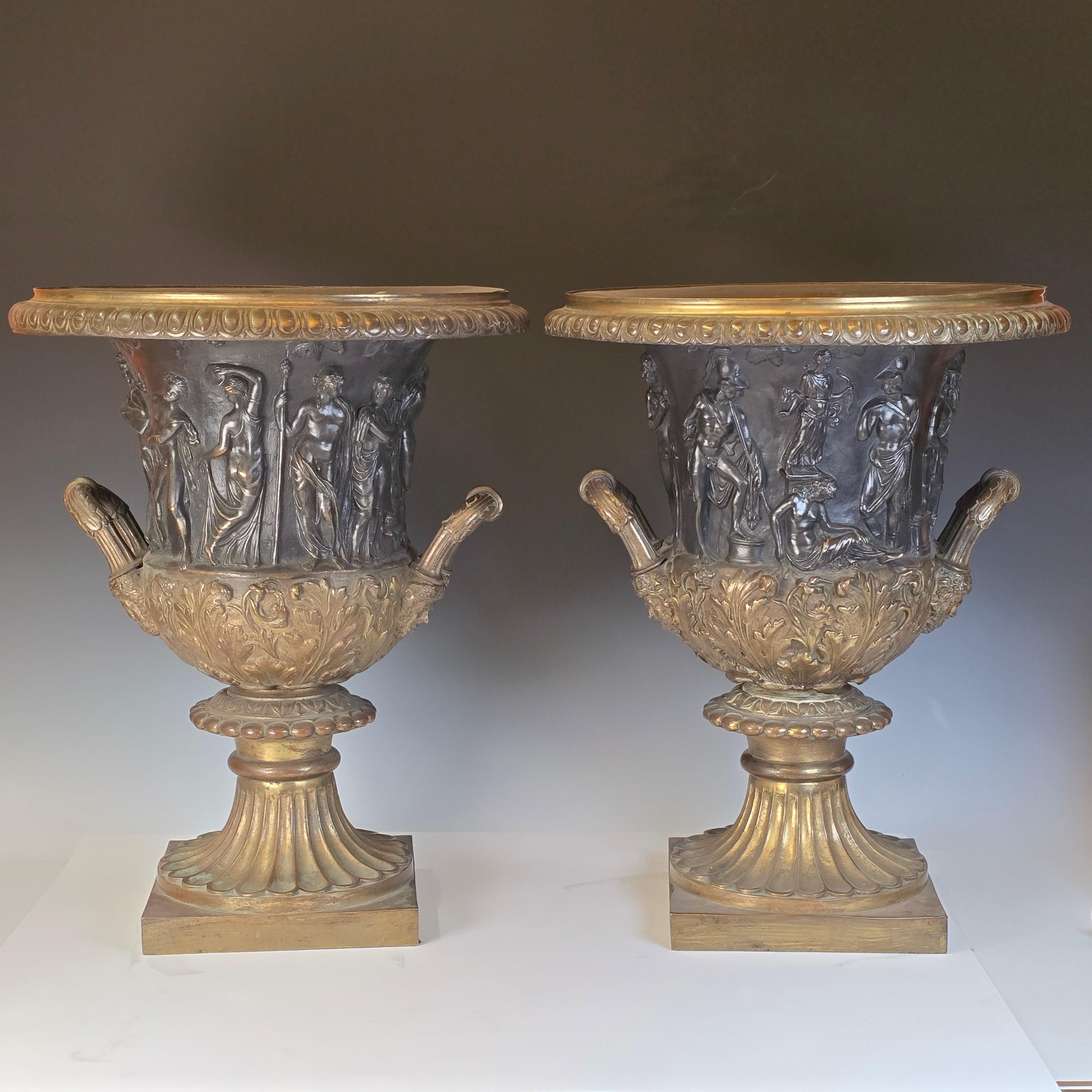 Paire de grandes urnes Campana en bronze du 19ème siècle