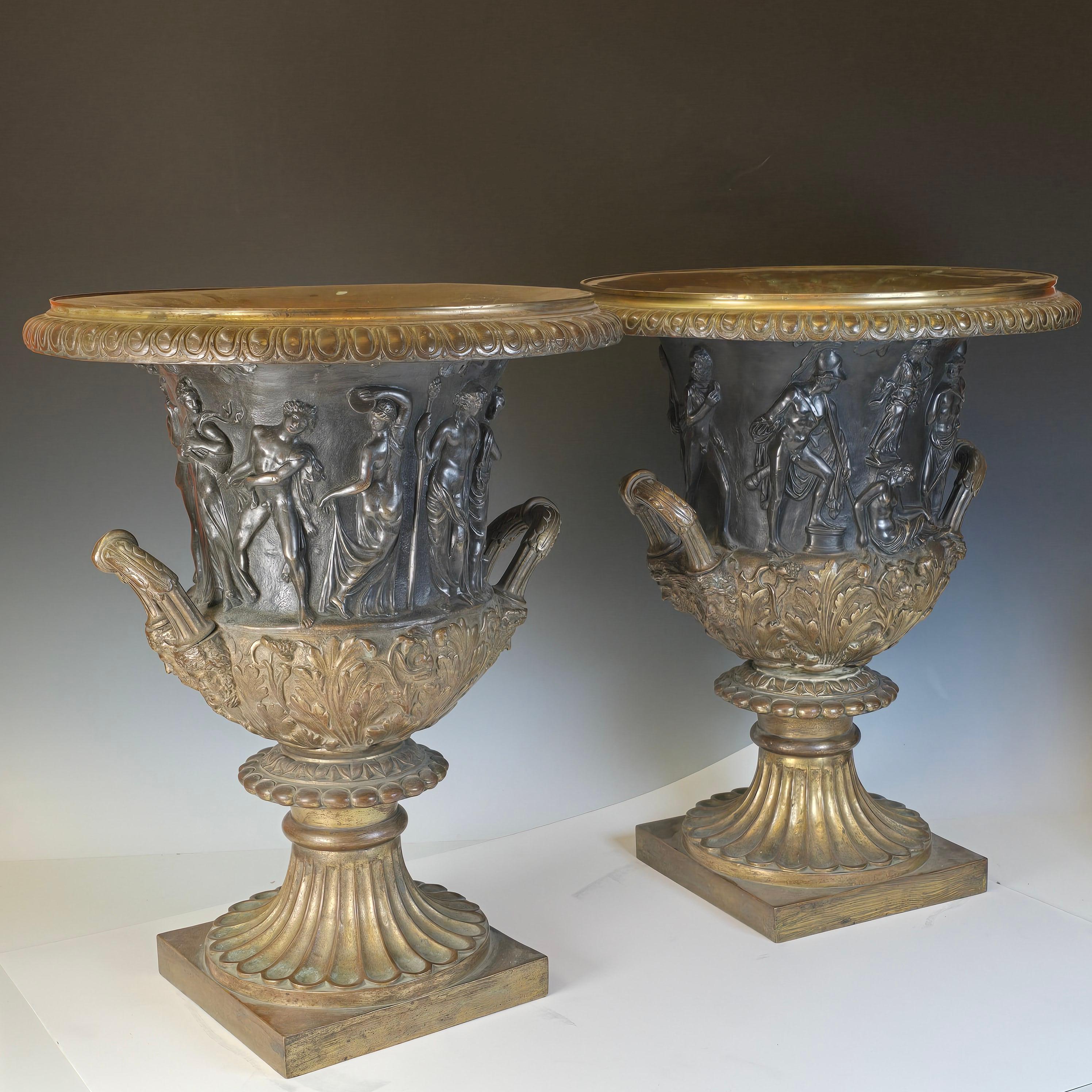 Néoclassique Paire de grandes urnes Campana en bronze du 19ème siècle en vente