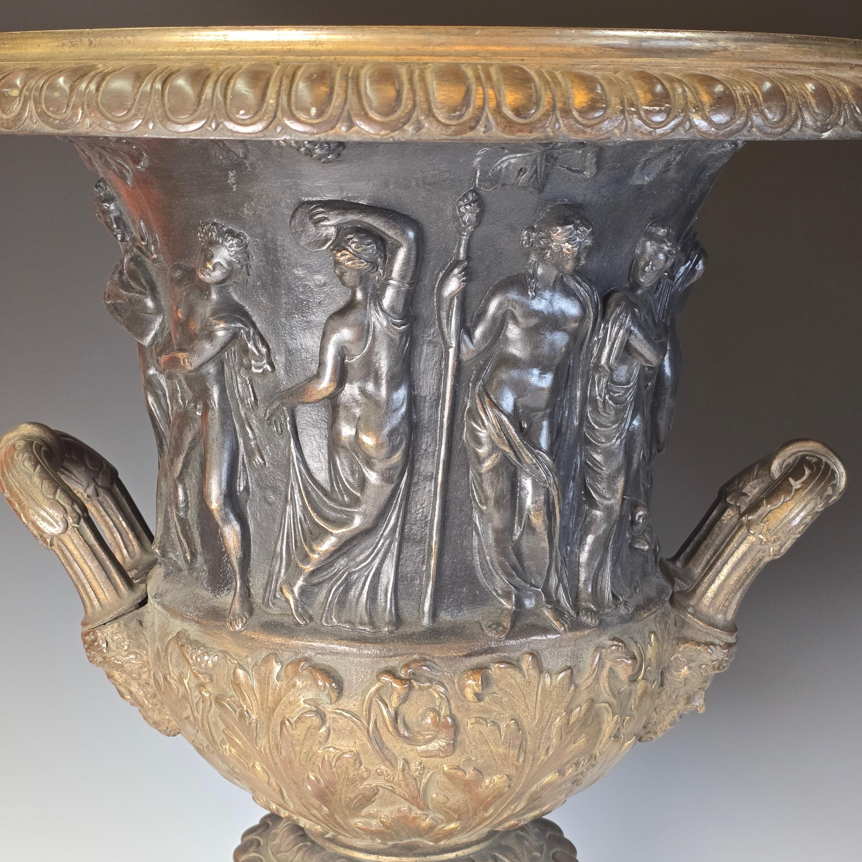 Français Paire de grandes urnes Campana en bronze du 19ème siècle en vente