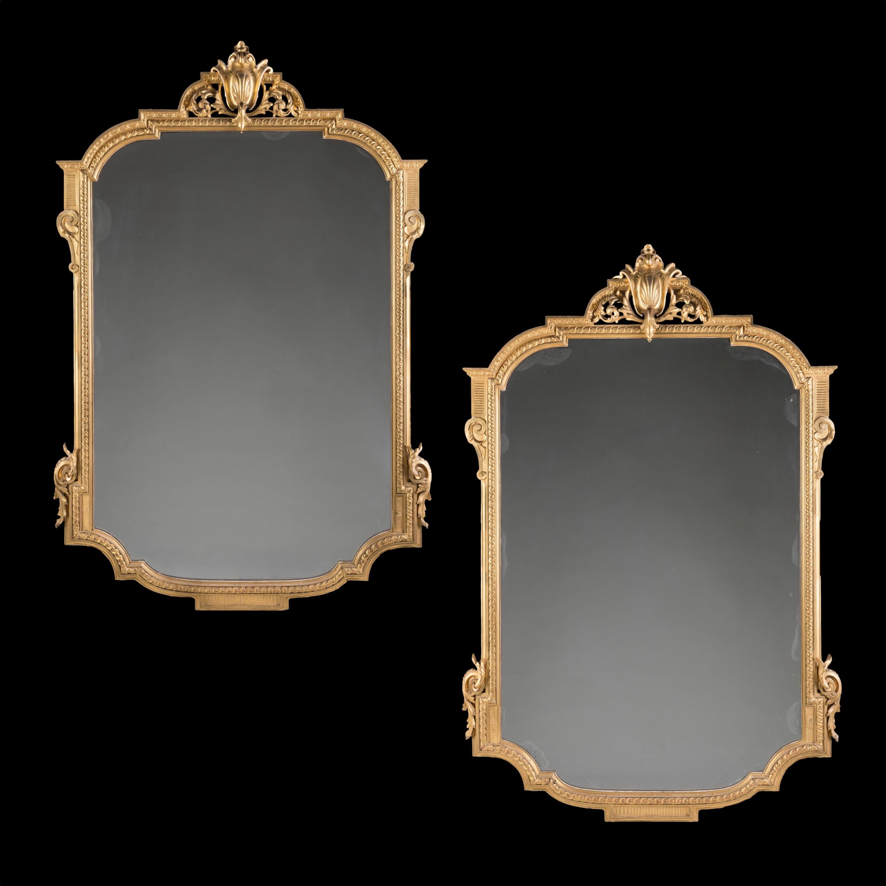 Paire de miroirs en bois doré de la fin du XIXe siècle
Par Charles Andrea Nosotti

Sculptées dans le bois et dorées à l'eau sur gesso, les plaques de miroir rectangulaires aux angles arrondis et étagés sont logées dans un cadre de guillochis, avec