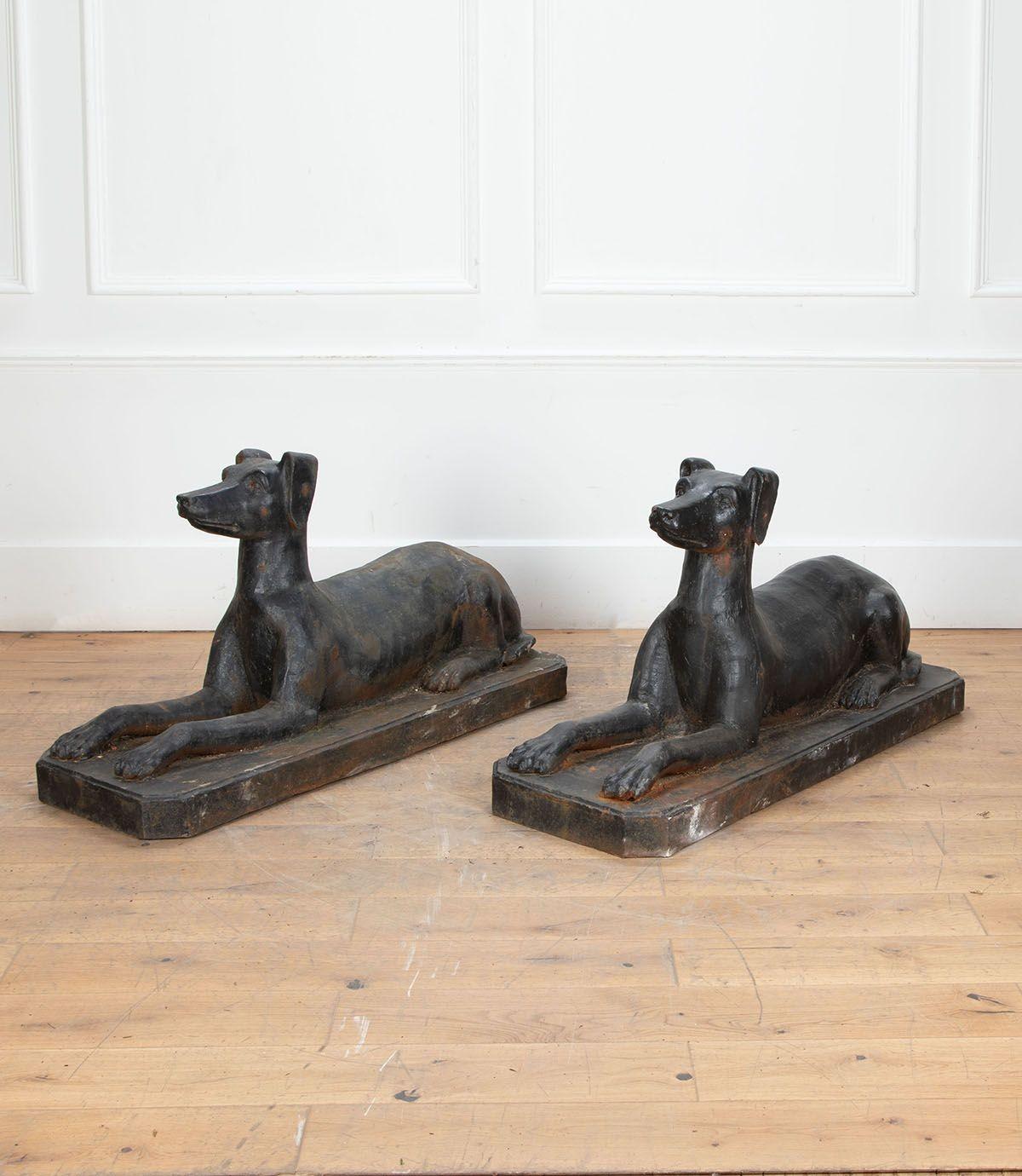 Grande coppia di cani in ghisa del XIX secolo con finitura nera e aree naturali di ruggine.
Dal vialetto d'ingresso di una grande residenza di campagna nel sud-est della Bretagna.
Alla maniera di Henri Jaquesmart.