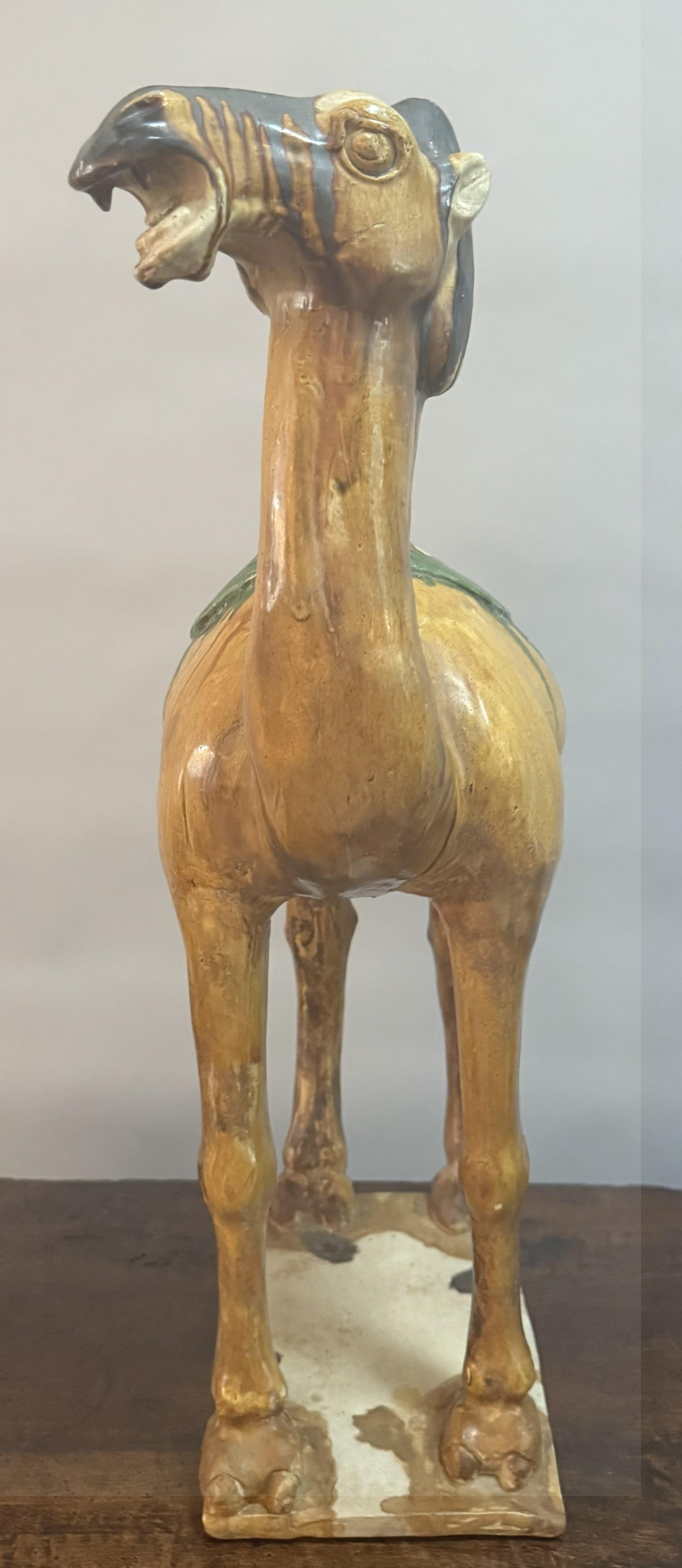 Paar große chinesische Kamelfiguren aus glasierter Keramik des 19. im Angebot 7