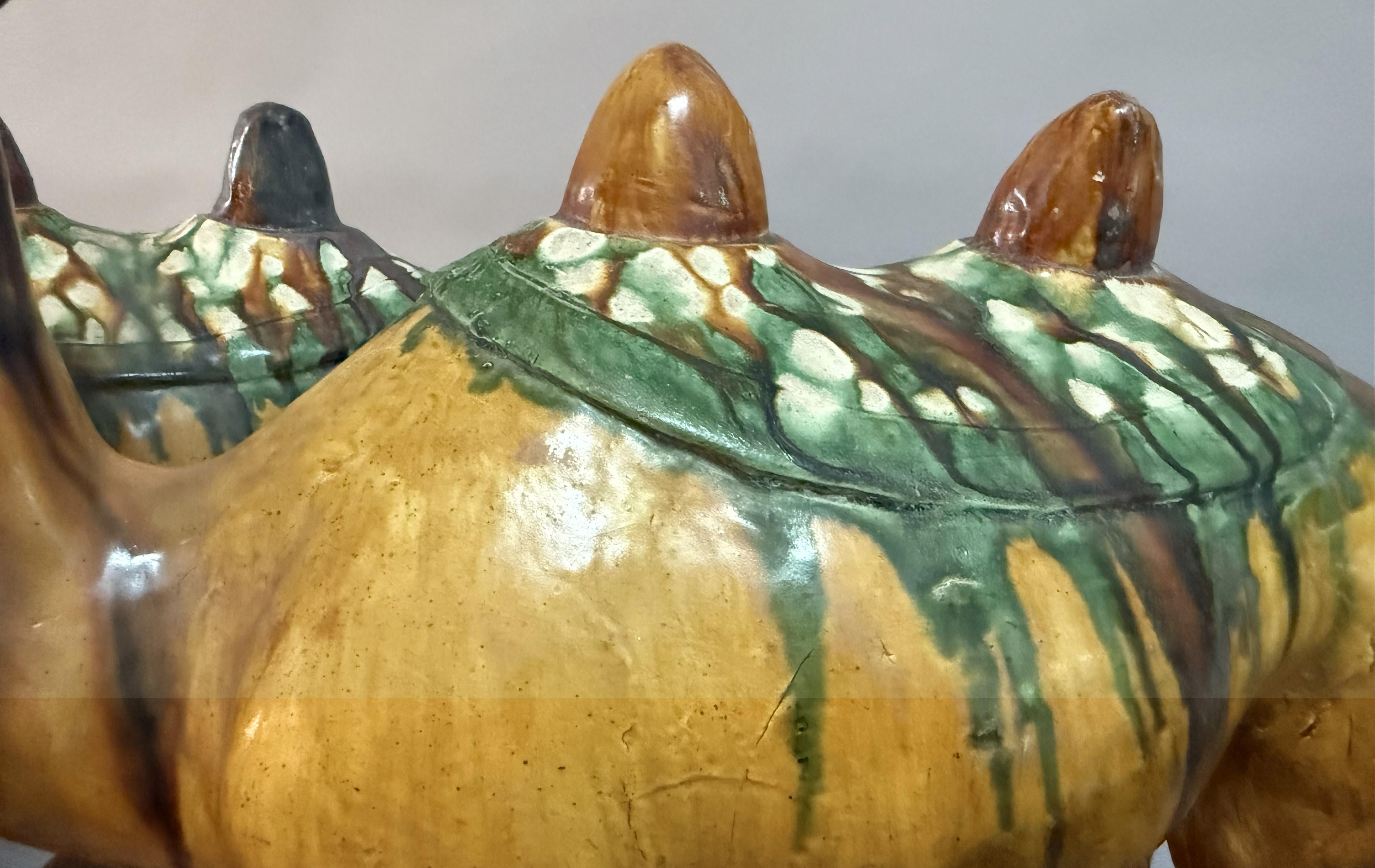 Paar große chinesische Kamelfiguren aus glasierter Keramik des 19. im Zustand „Hervorragend“ im Angebot in Middleburg, VA