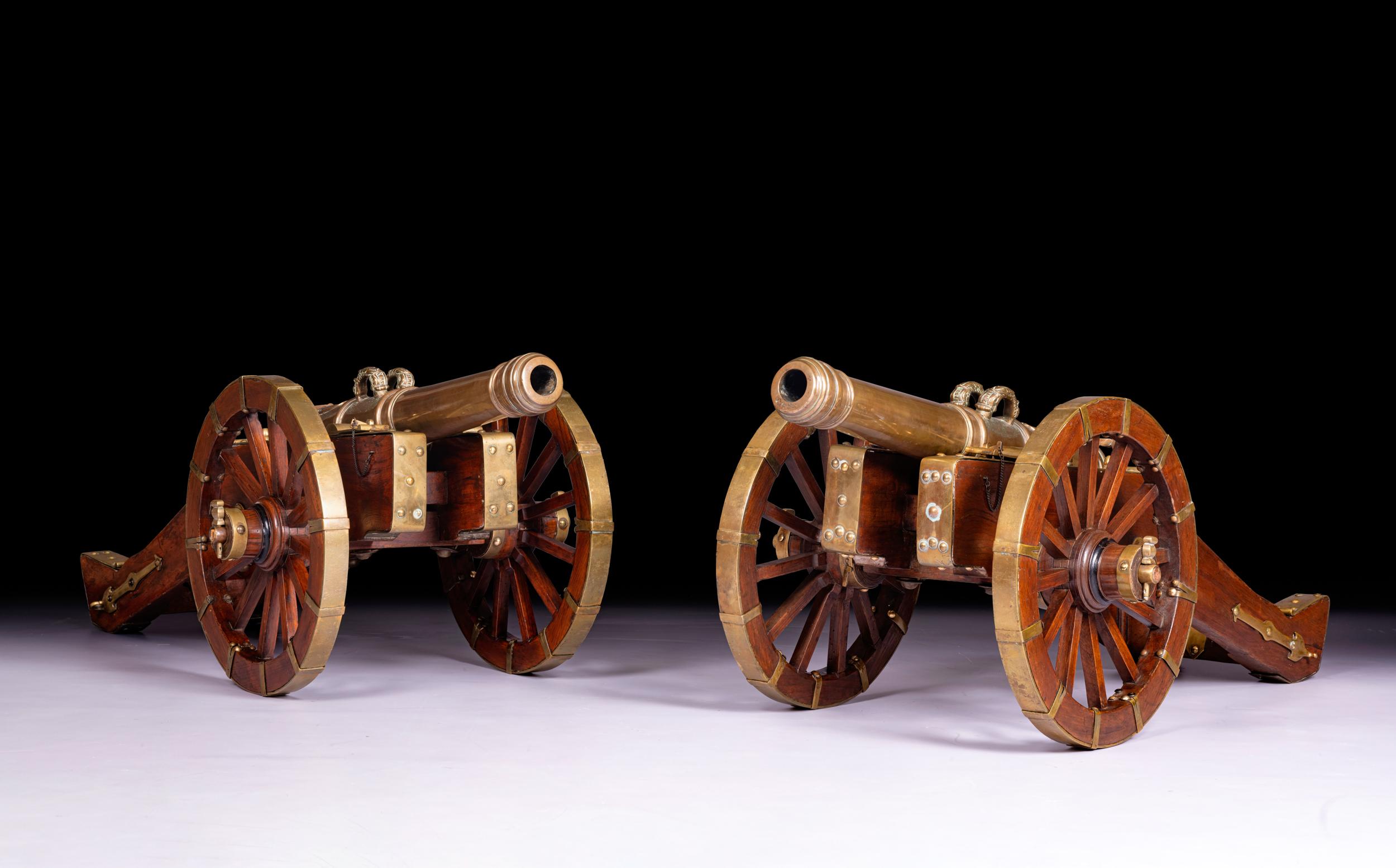 Magnifique paire de canons de signalisation de l'artillerie britannique du XIXe siècle, chacun doté d'un canon effilé en bronze segmenté par des arceaux, d'une bouche de canon et d'une culasse à gradins avec un cascabel en forme de goutte d'eau. Un