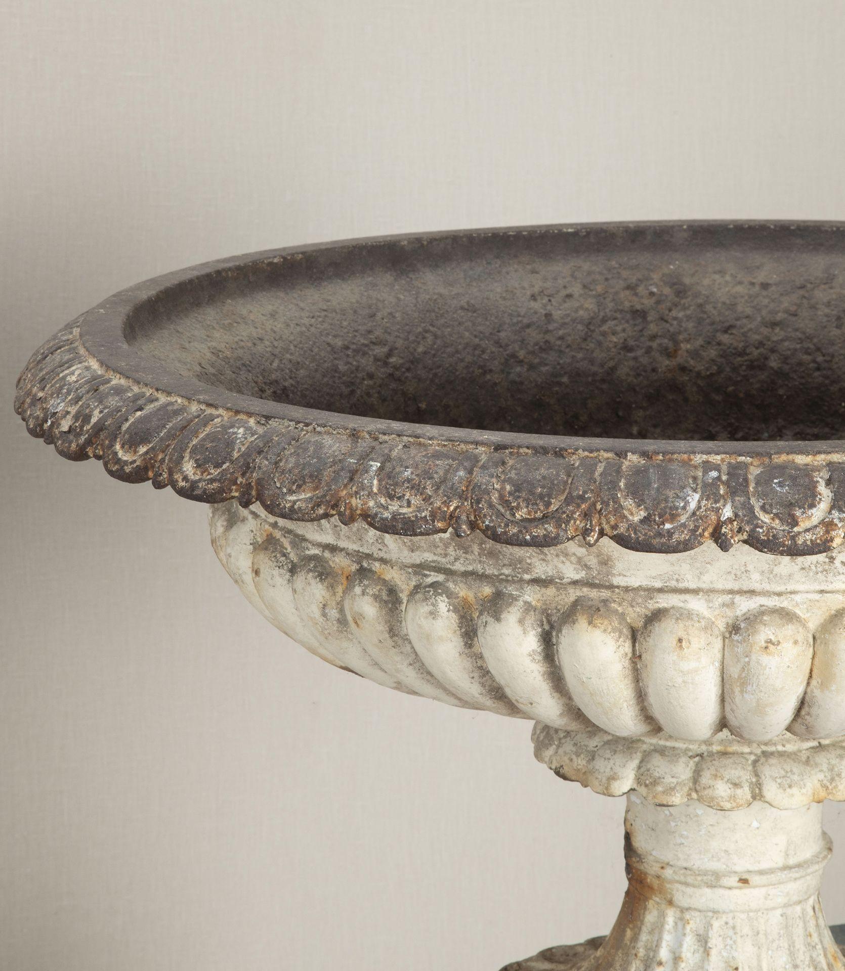 Pair of Large 19th Century English Cast Iron Urns For Sale 1