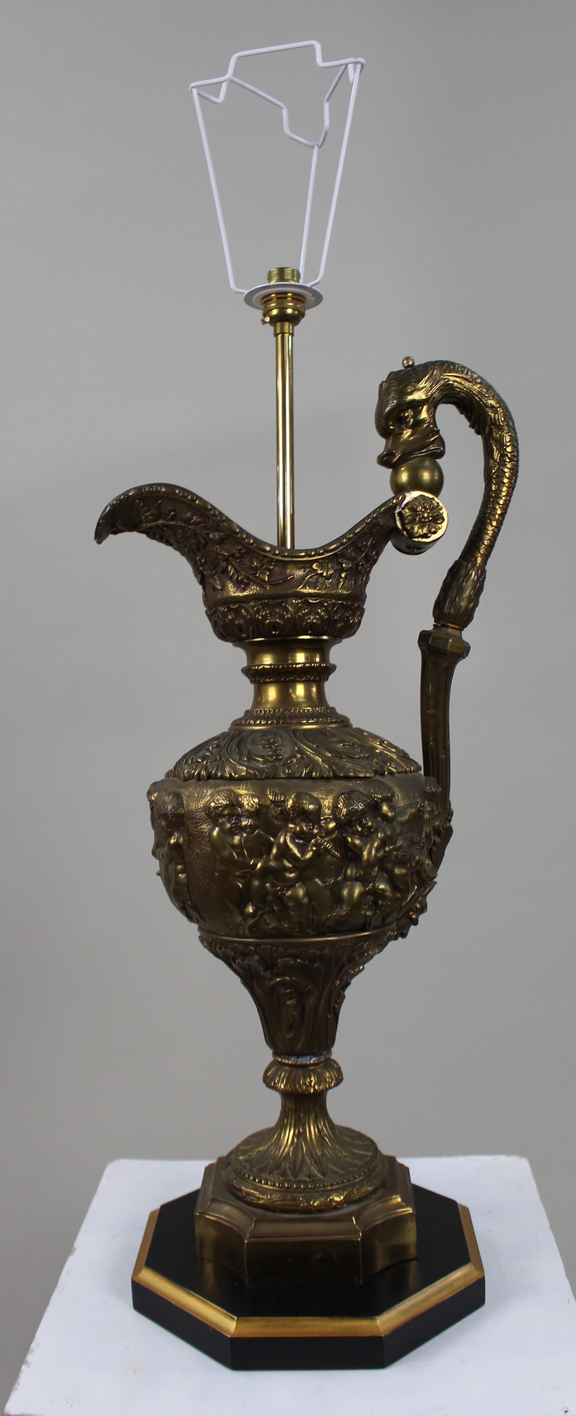 Une paire de lampes de table françaises du 19e siècle, étonnantes et finement détaillées, conçues à l'origine comme des aiguières classiques, puis converties professionnellement pour l'électricité. Chaque pièce est coulée en laiton et présente un