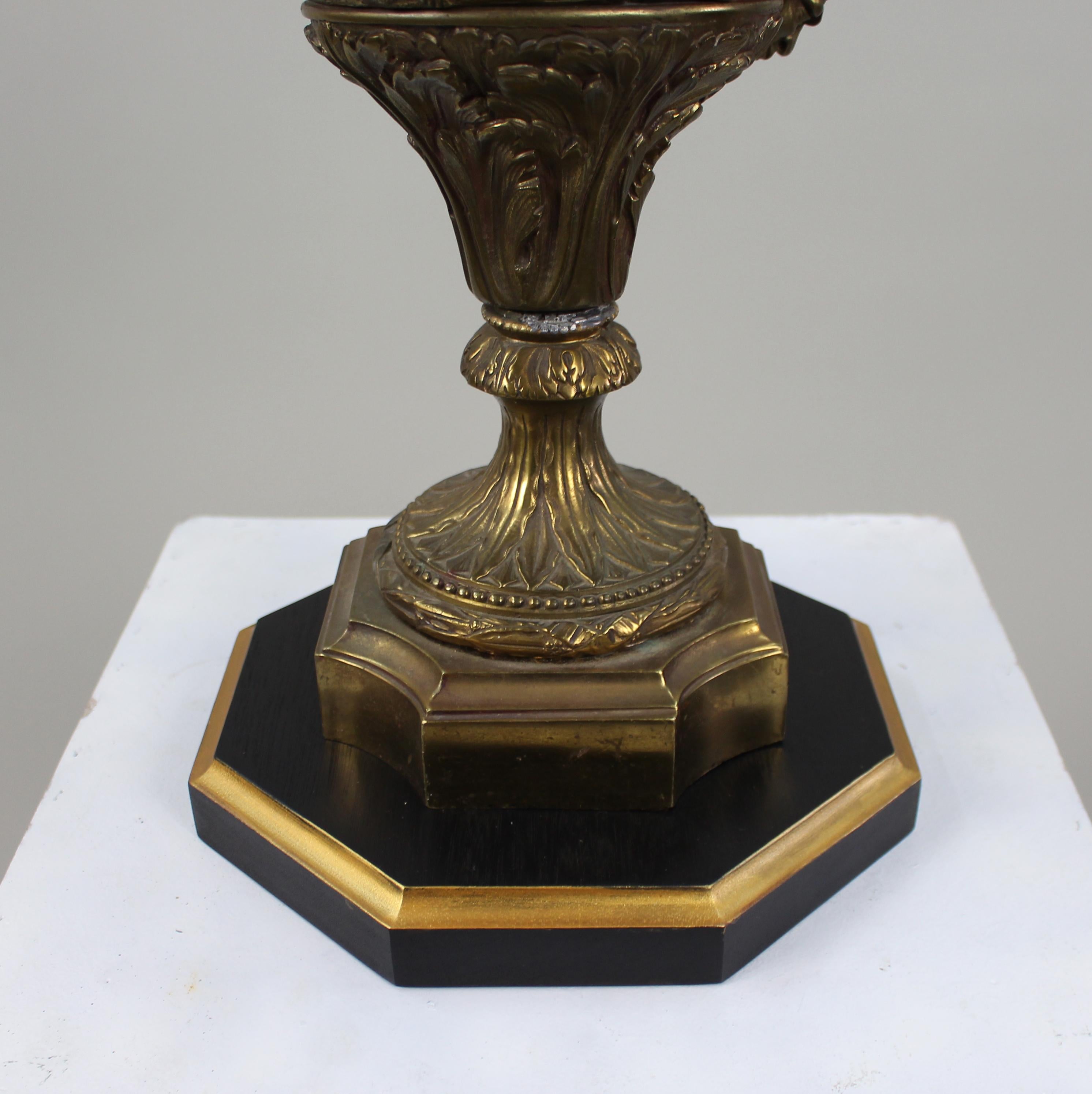 Paire de grandes lampes de bureau françaises en laiton du 19ème siècle en forme d'aiguière Bon état - En vente à Worcester, GB