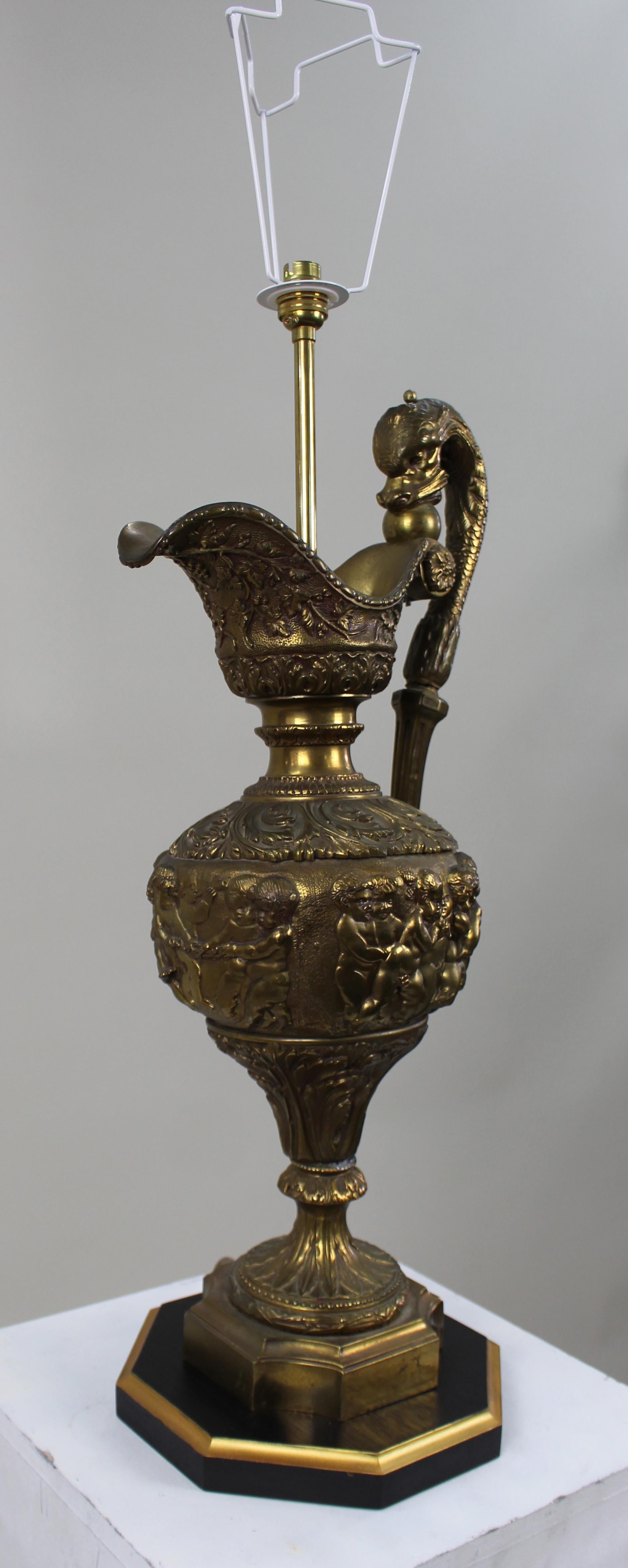Bronze Paire de grandes lampes de bureau françaises en laiton du 19ème siècle en forme d'aiguière en vente