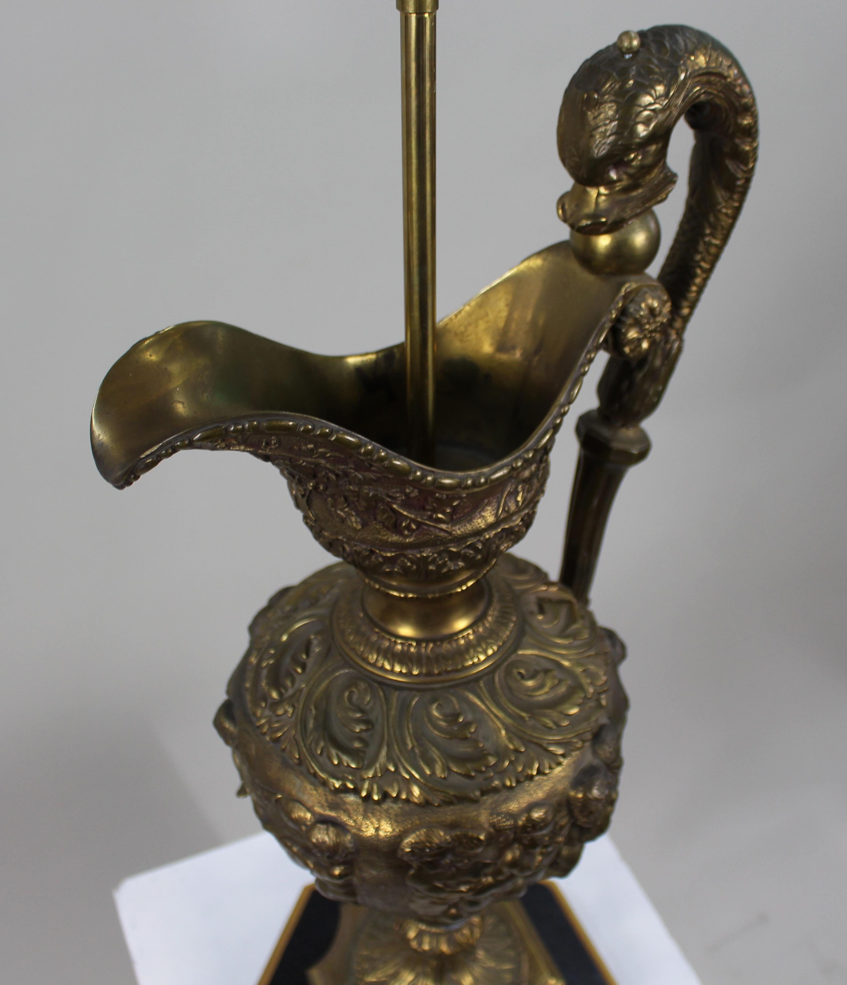 Paire de grandes lampes de bureau françaises en laiton du 19ème siècle en forme d'aiguière en vente 1