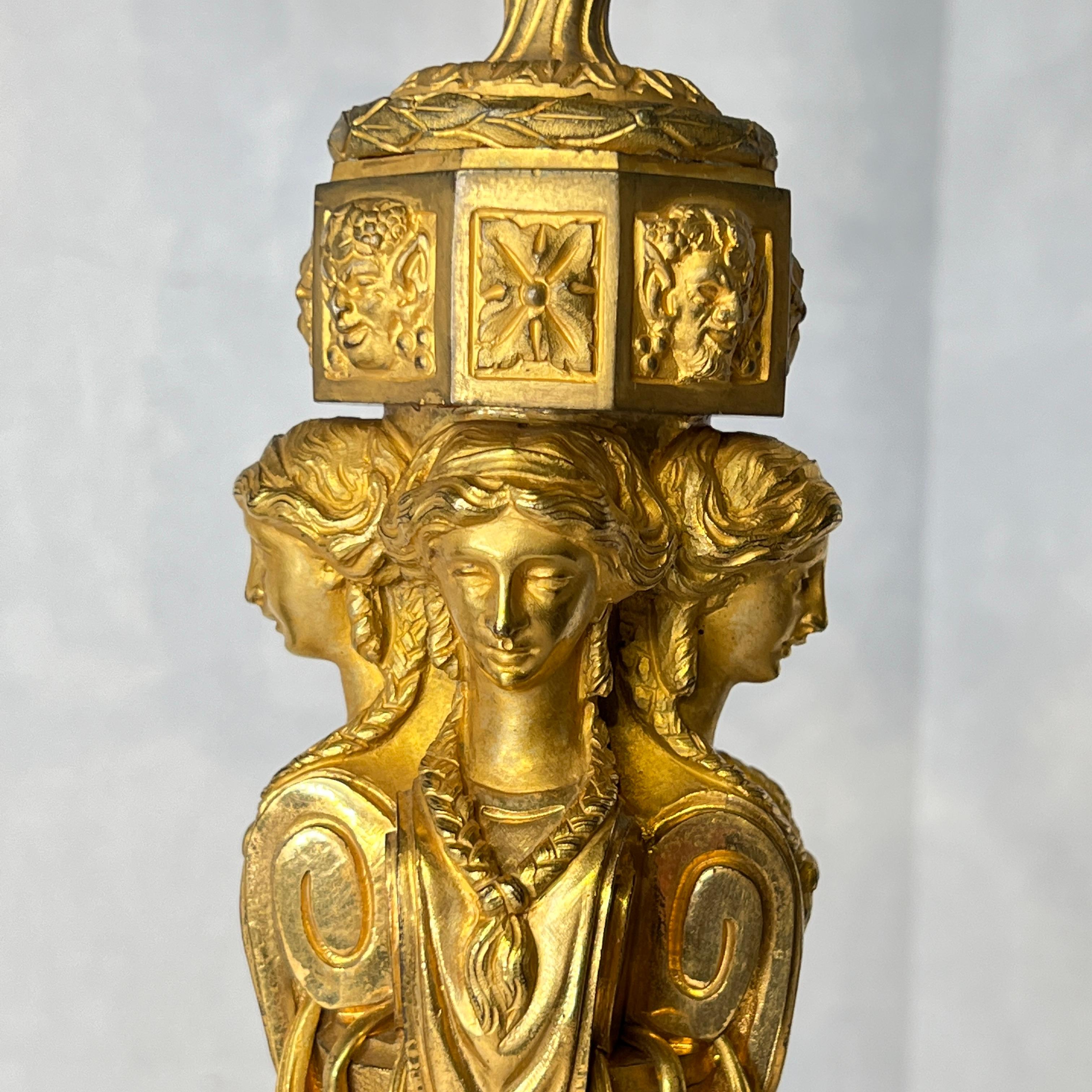 Paar große französische vergoldete Bronzekandelaber im Empire-Stil des 19. Jahrhunderts im Angebot 4