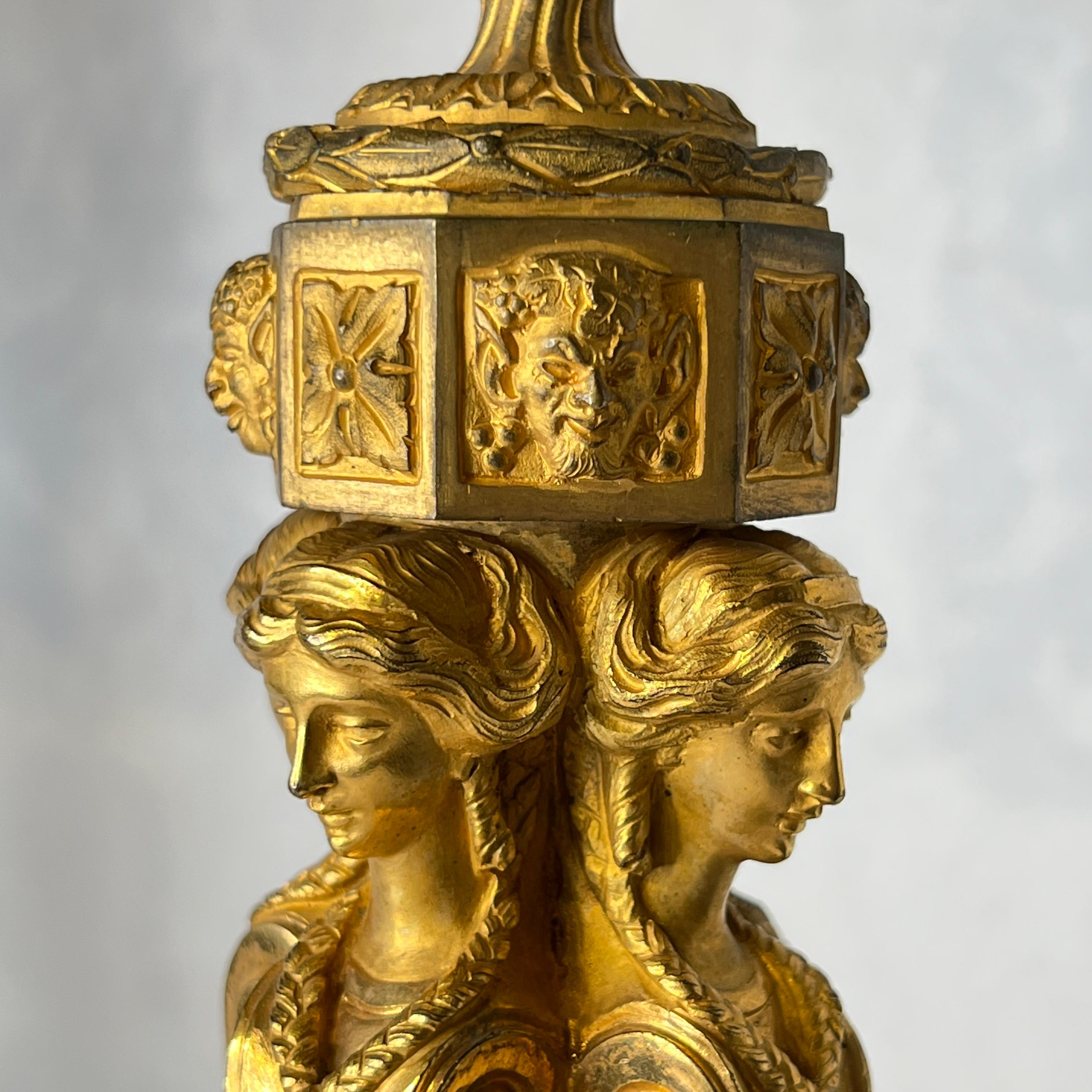 Paar große französische vergoldete Bronzekandelaber im Empire-Stil des 19. Jahrhunderts im Angebot 5