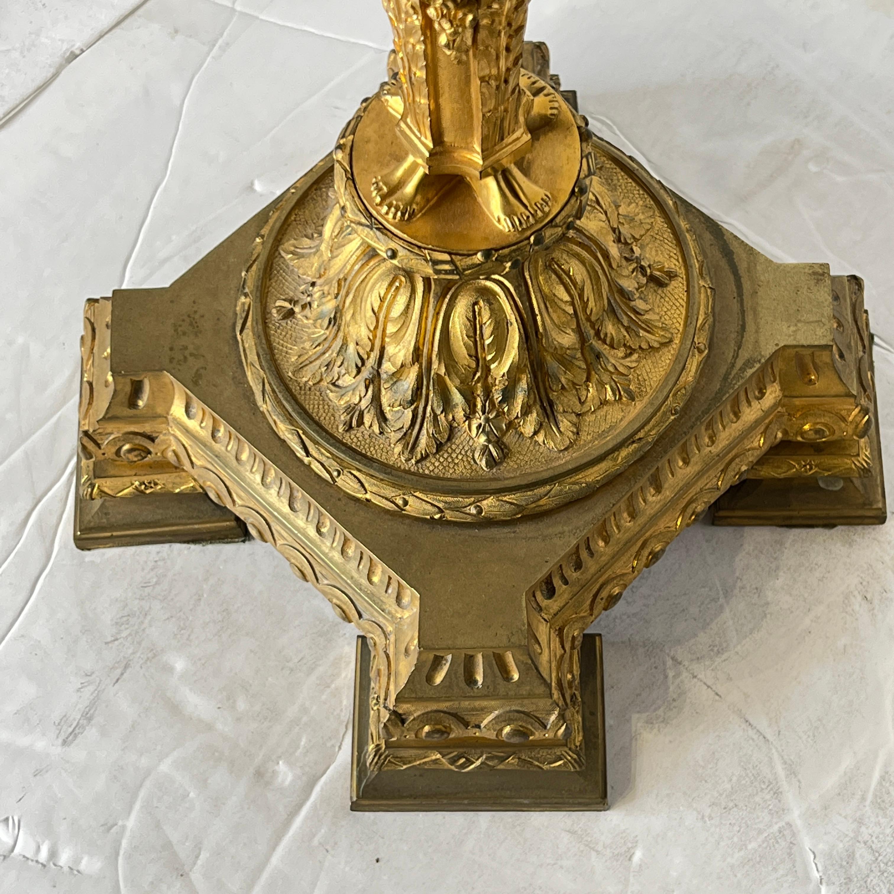 Coppia di grandi candelabri francesi in bronzo dorato del XIX secolo in stile impero in vendita 5