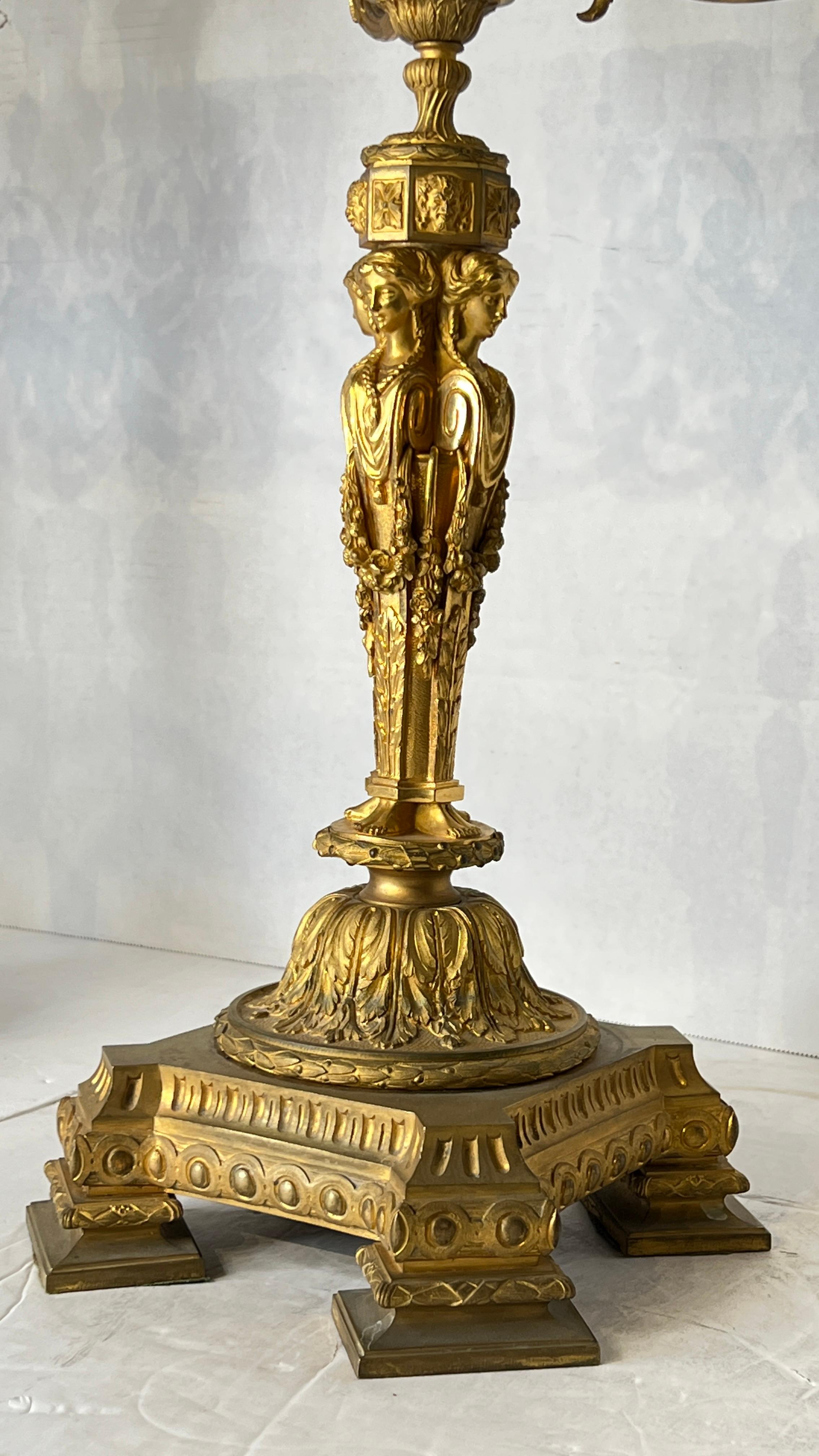 Paar große französische vergoldete Bronzekandelaber im Empire-Stil des 19. Jahrhunderts im Angebot 7