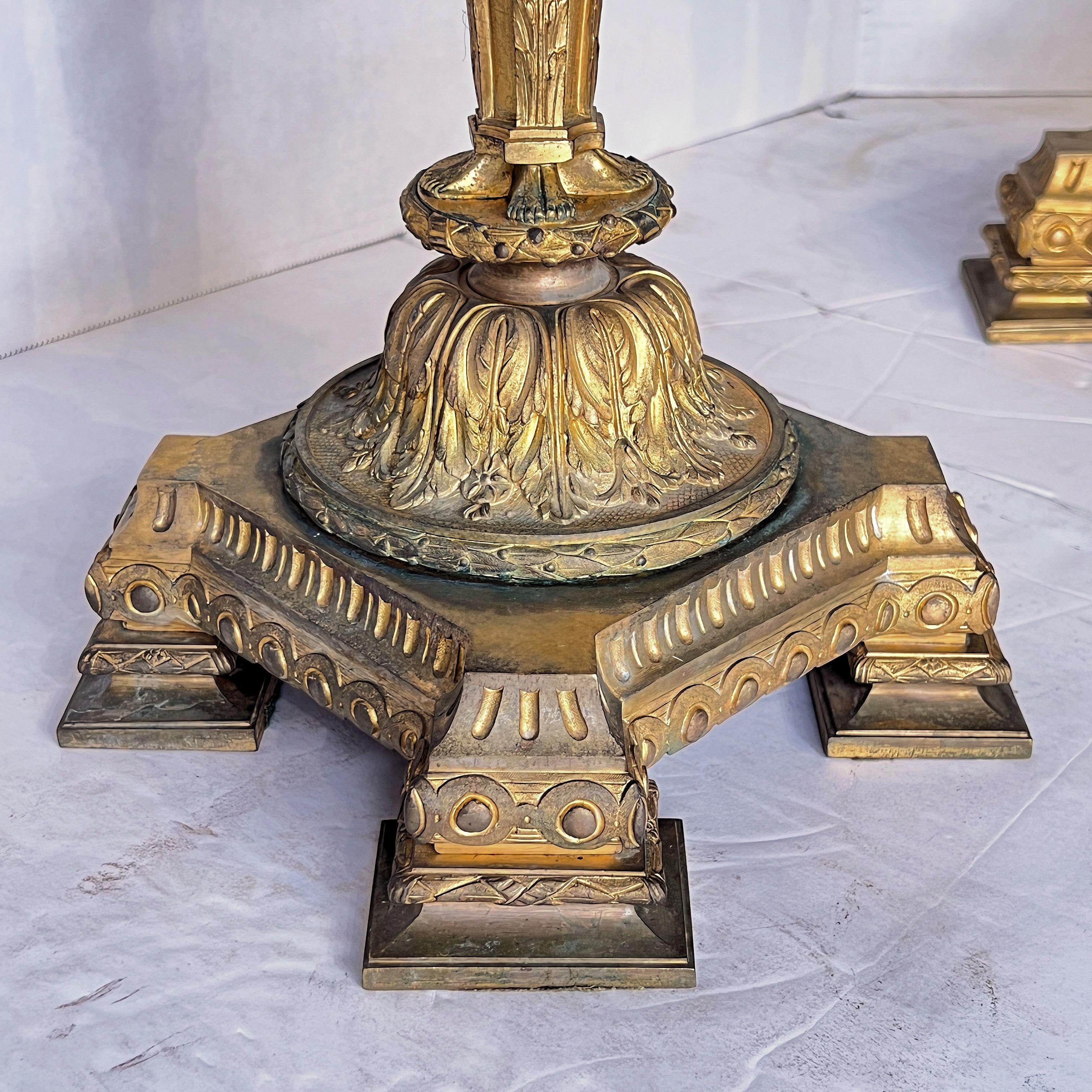 Paar große französische vergoldete Bronzekandelaber im Empire-Stil des 19. Jahrhunderts im Angebot 10