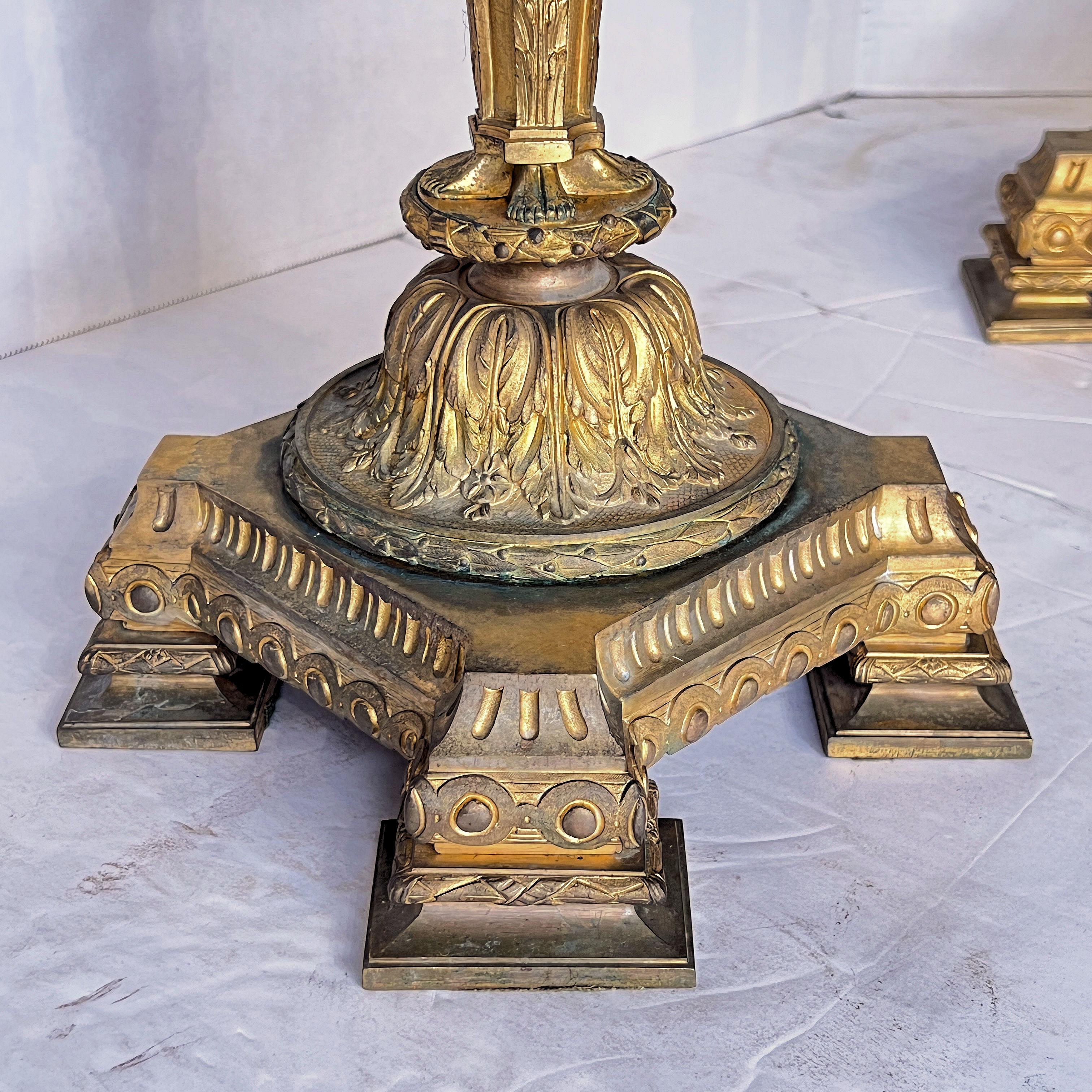 Coppia di grandi candelabri francesi in bronzo dorato del XIX secolo in stile impero in vendita 9