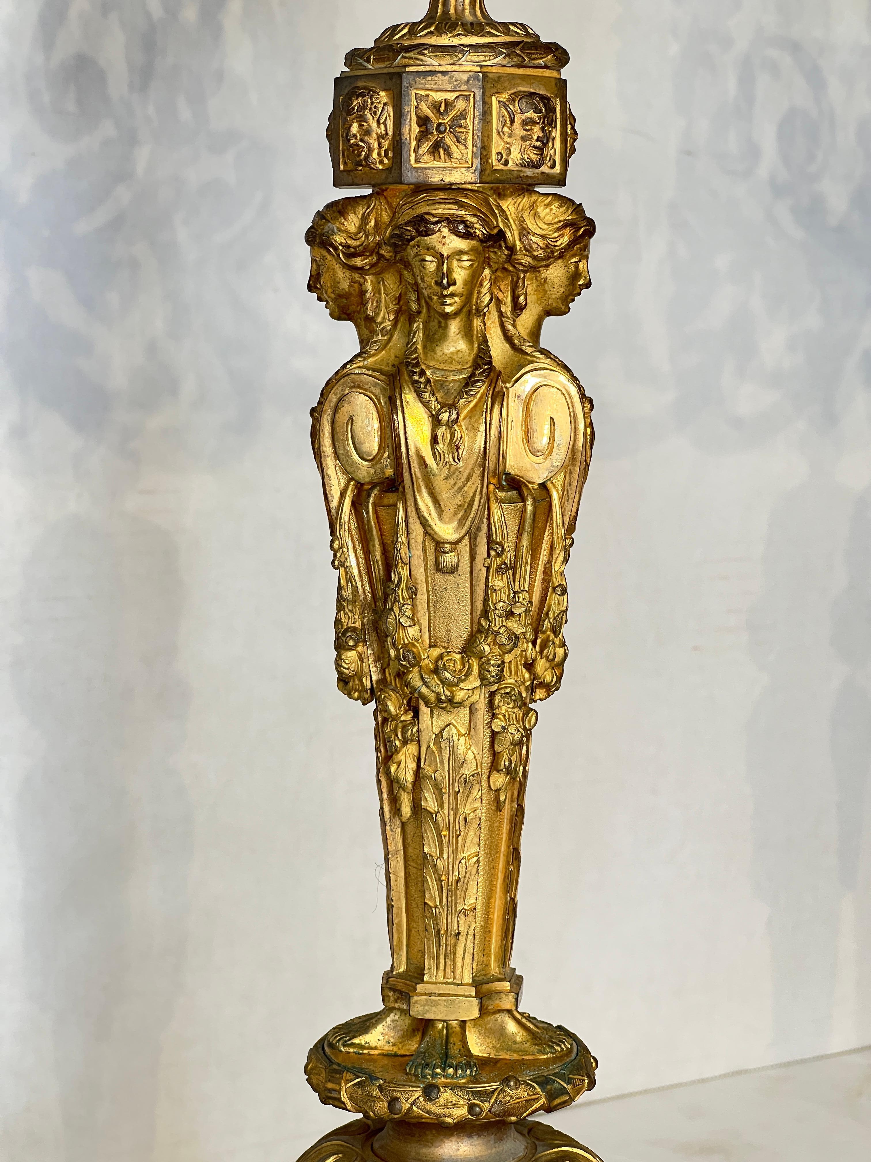 Coppia di grandi candelabri francesi in bronzo dorato del XIX secolo in stile impero In condizioni buone in vendita a New York, NY