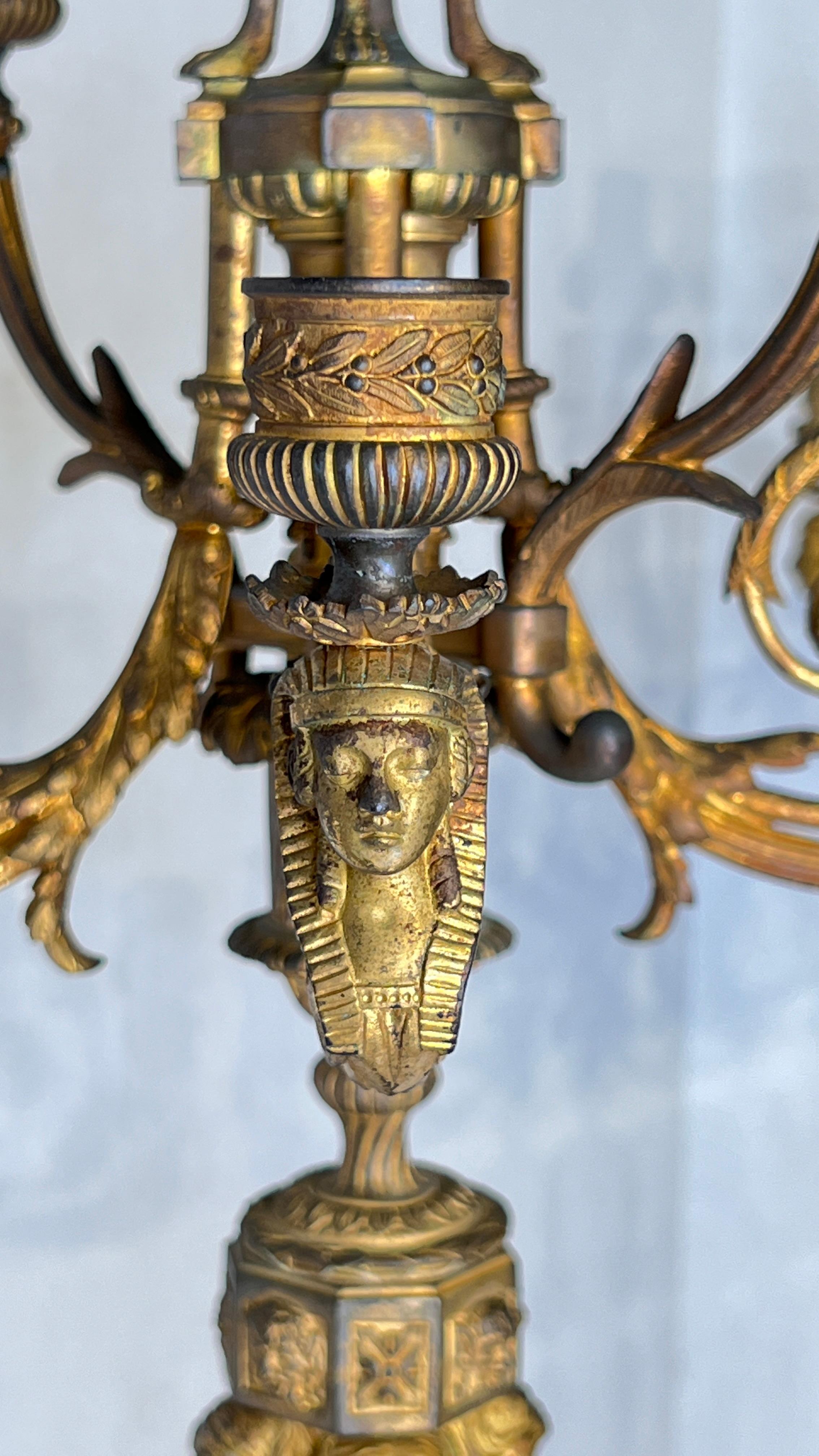 Coppia di grandi candelabri francesi in bronzo dorato del XIX secolo in stile impero in vendita 1